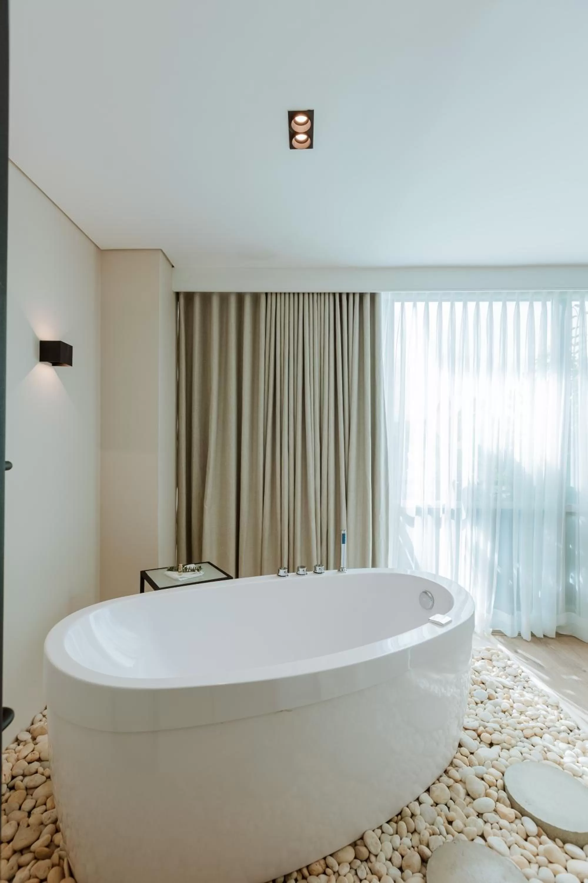 Bath, Bed in 1616 Hotel