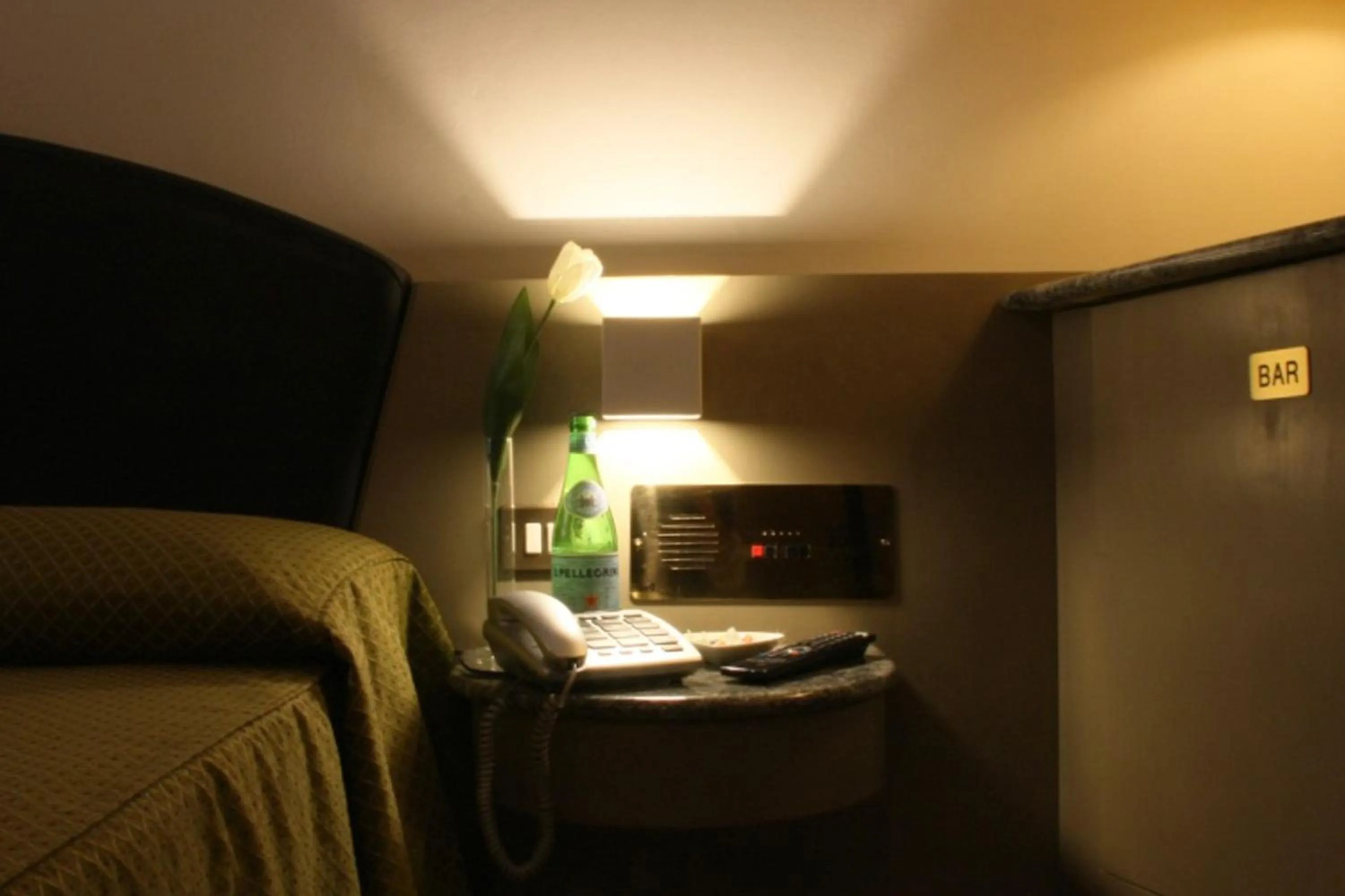 Bed in Hotel Motel 2000