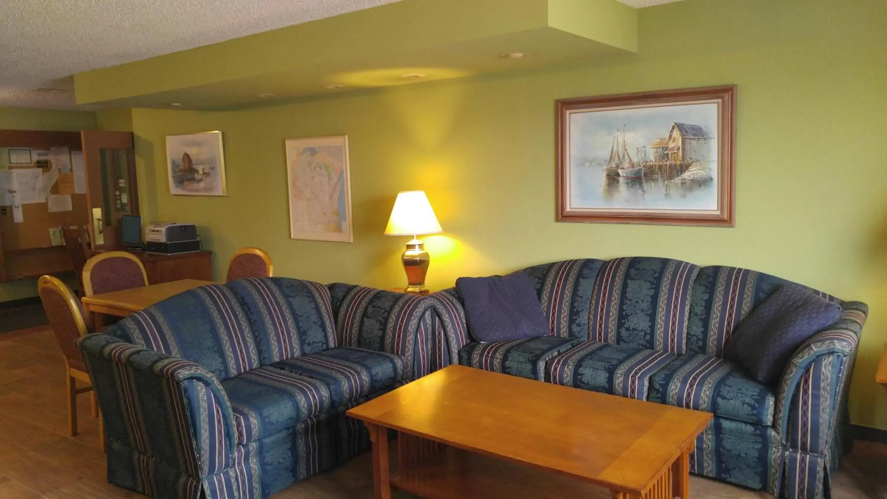 Lobby or reception, Seating Area in Harbor Lights Lodge