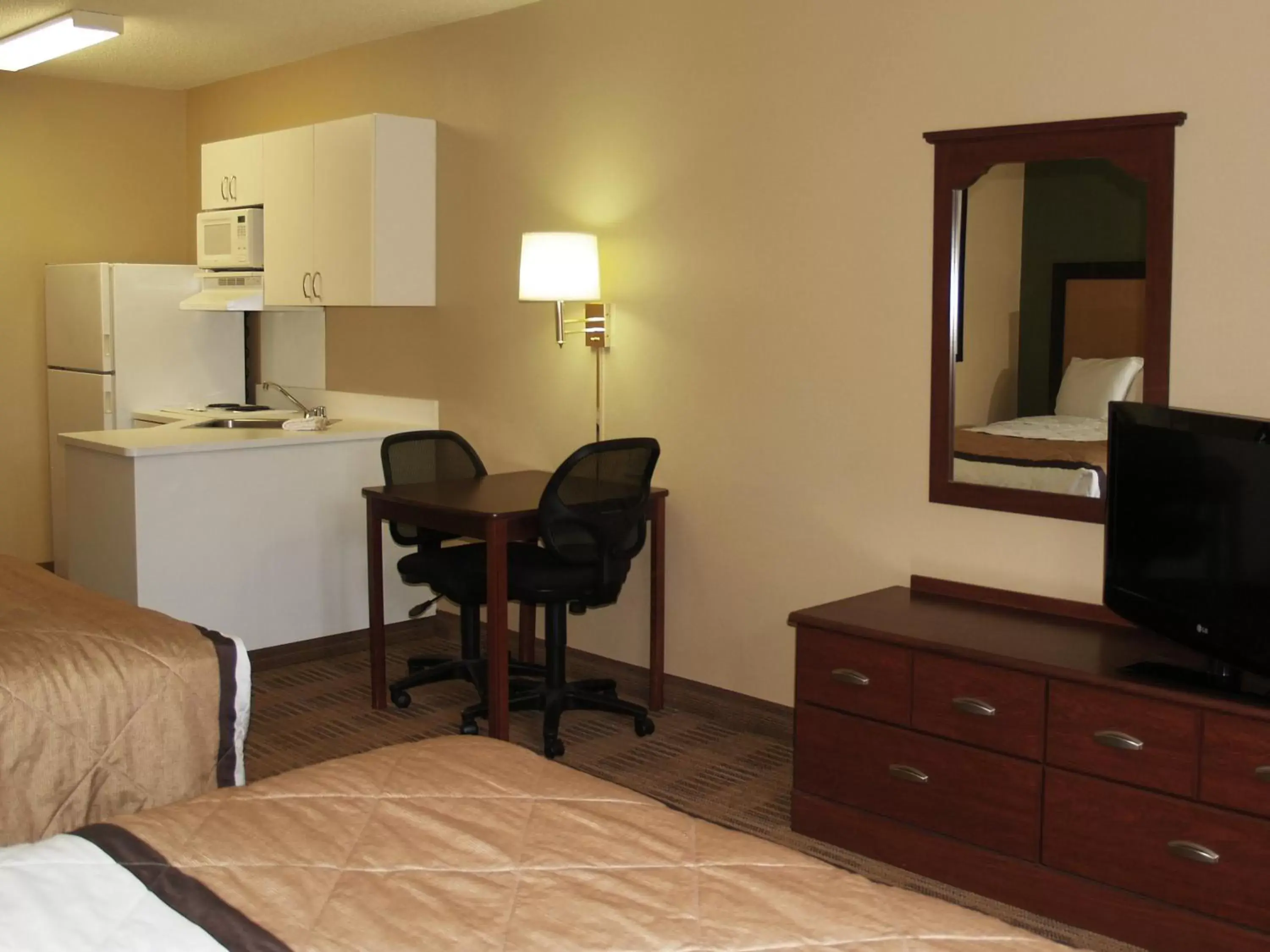 Bed, TV/Entertainment Center in Sonesta Simply Suites Lafayette Airport