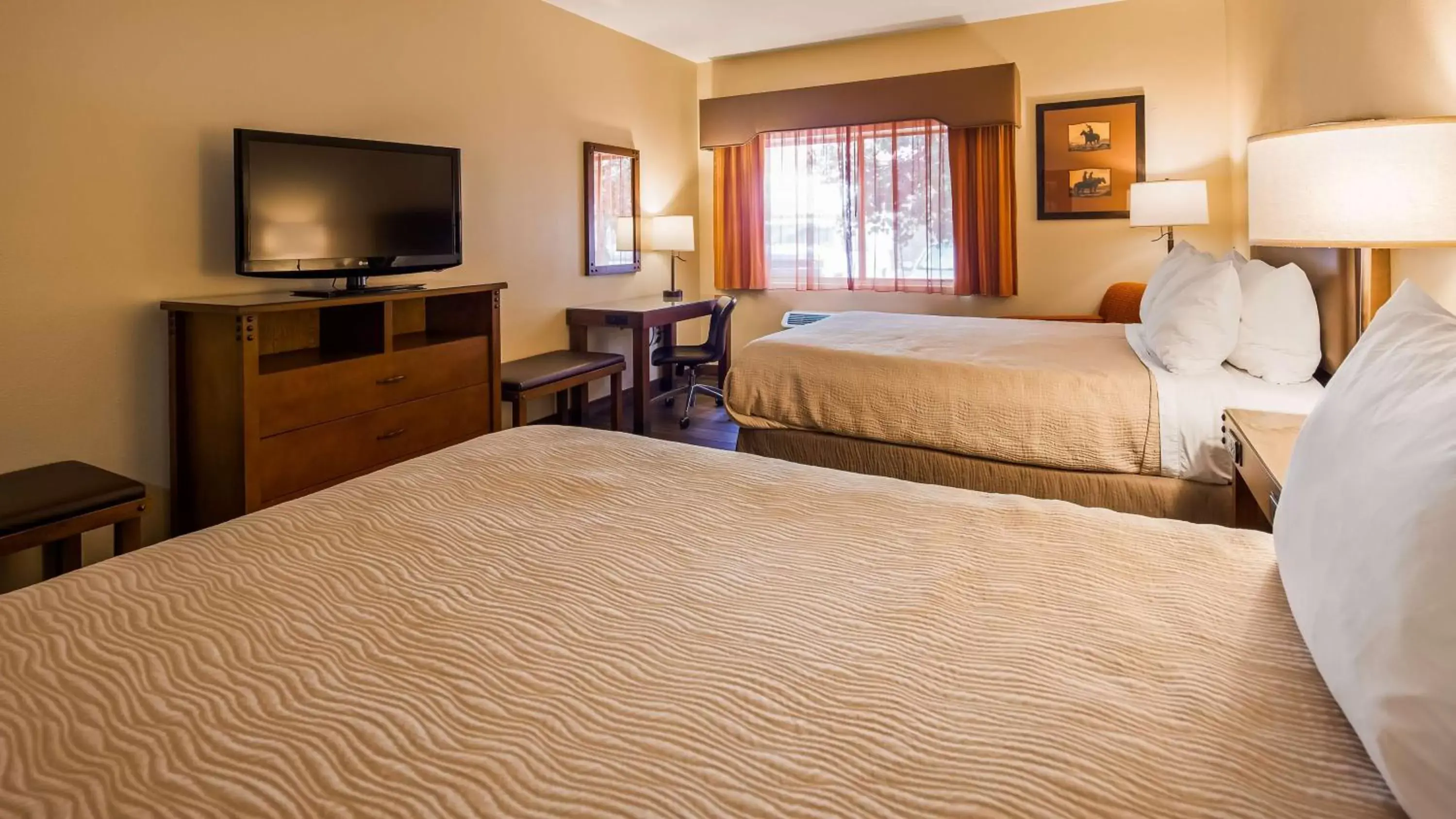 Photo of the whole room, Bed in Best Western Plus Inn of Williams
