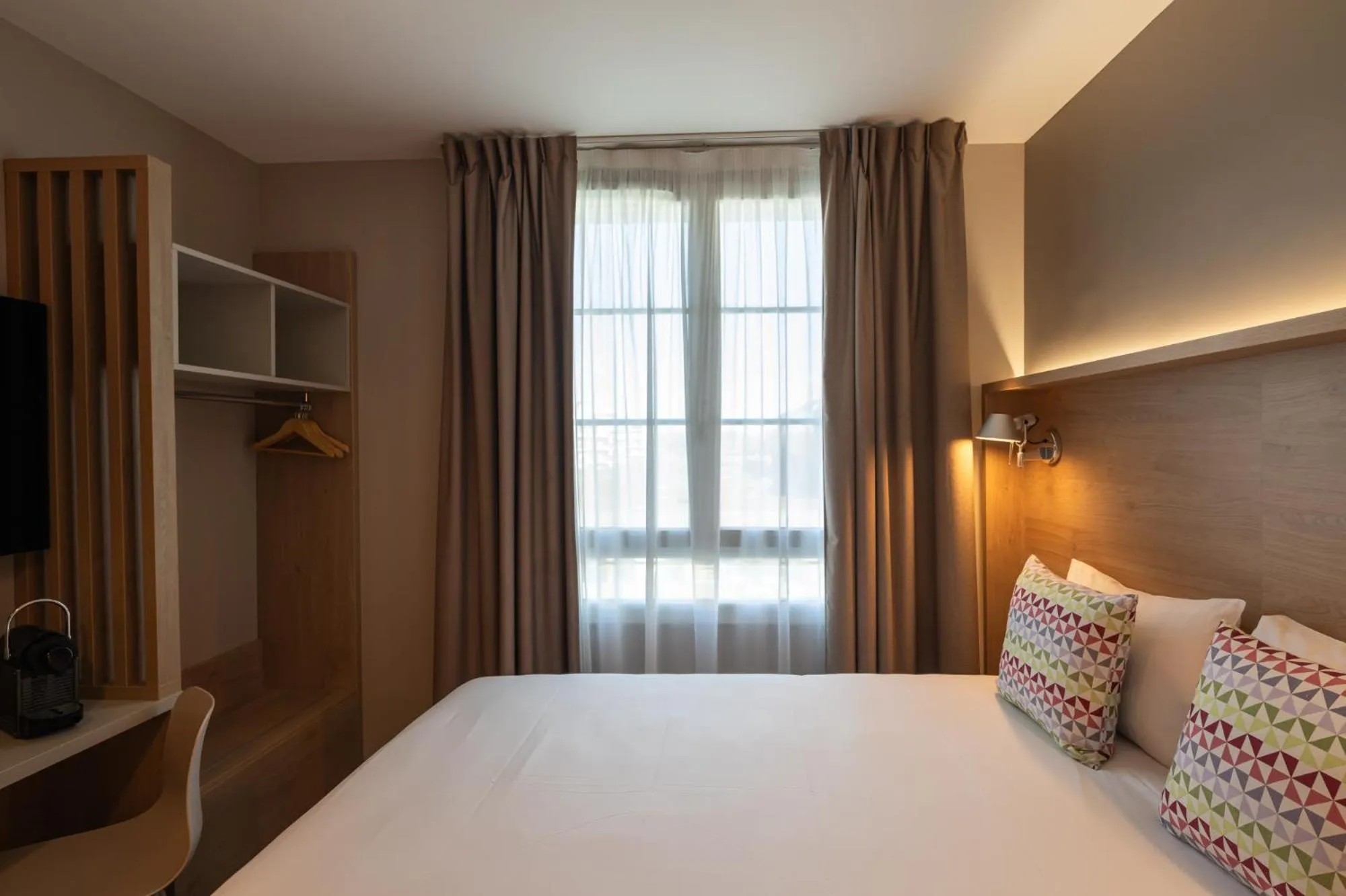 Bedroom, Bed in Campanile Caen Centre Gare