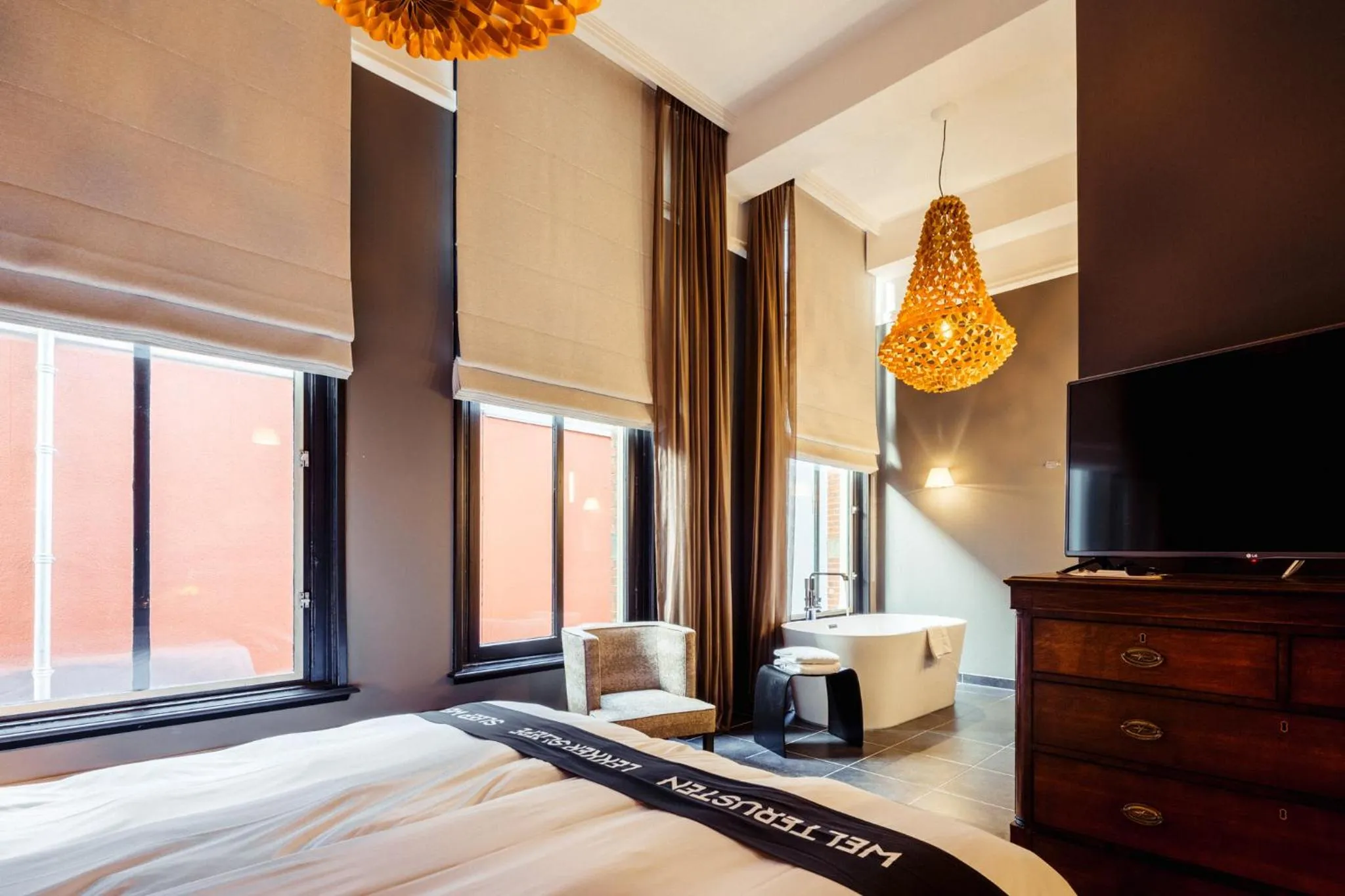 Bedroom, Bed in Post-Plaza Hotel & Grand Café