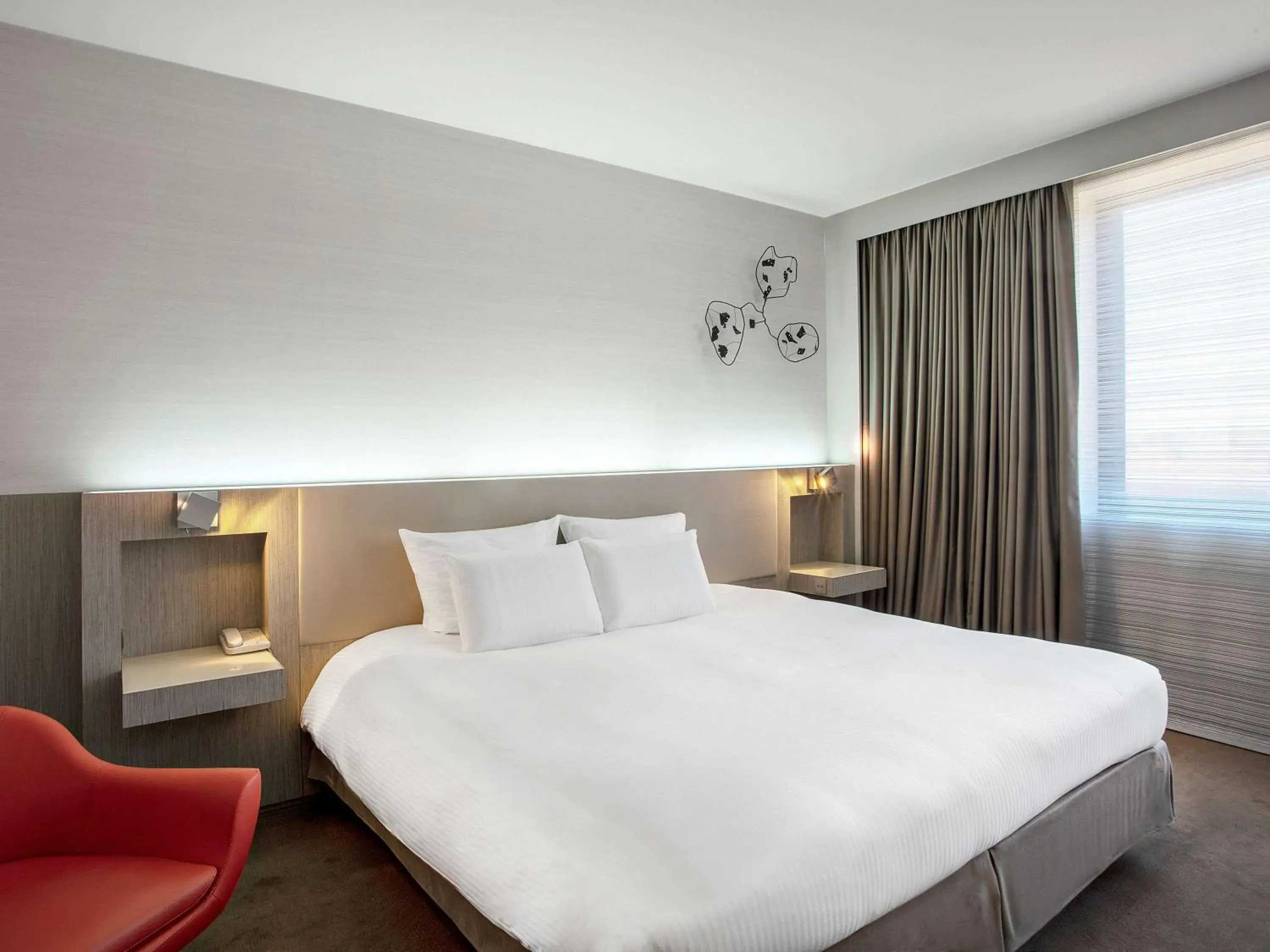 Photo of the whole room, Bed in Pullman Toulouse Centre Ramblas