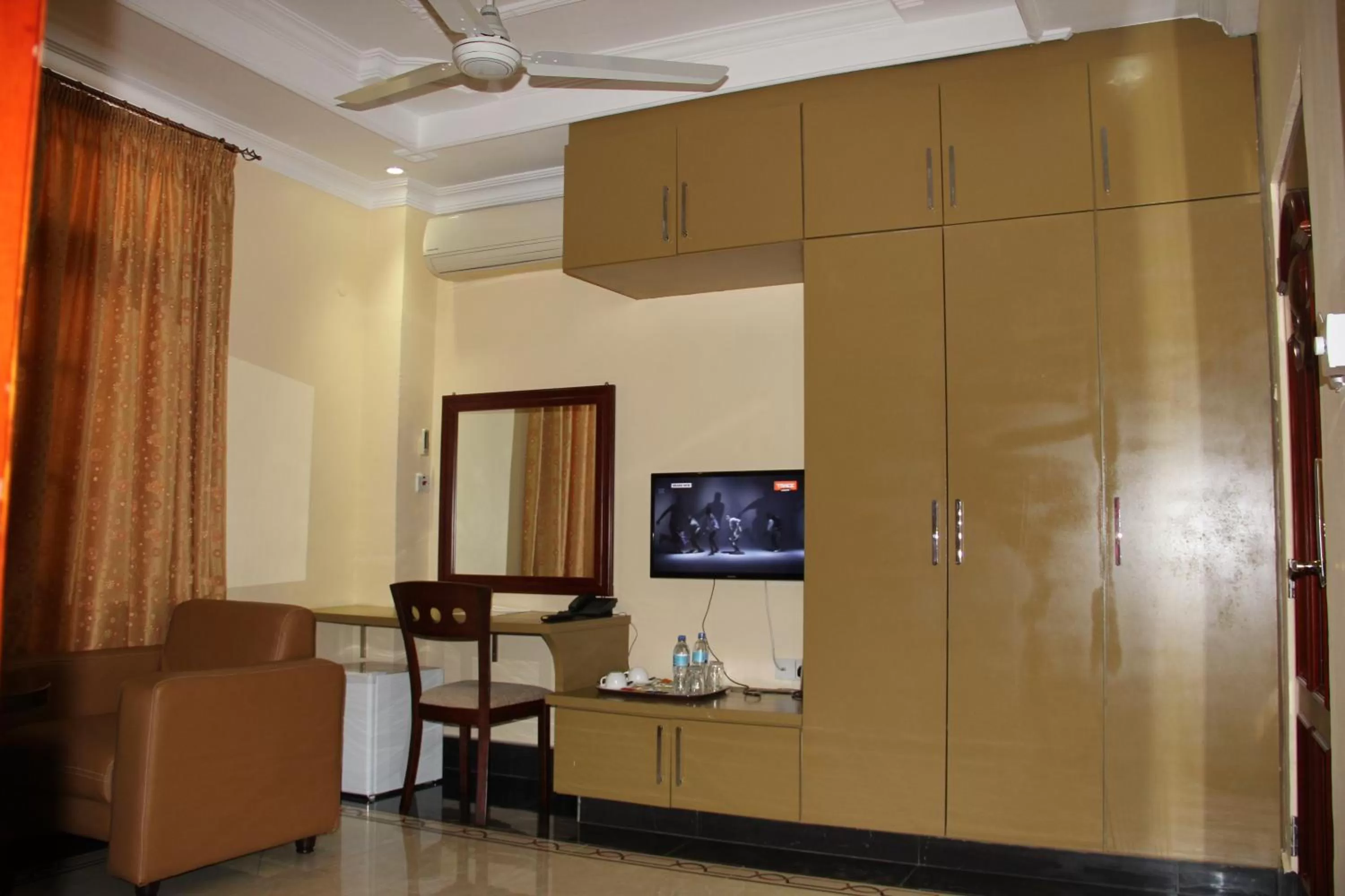 TV and multimedia in Lantana Hotel