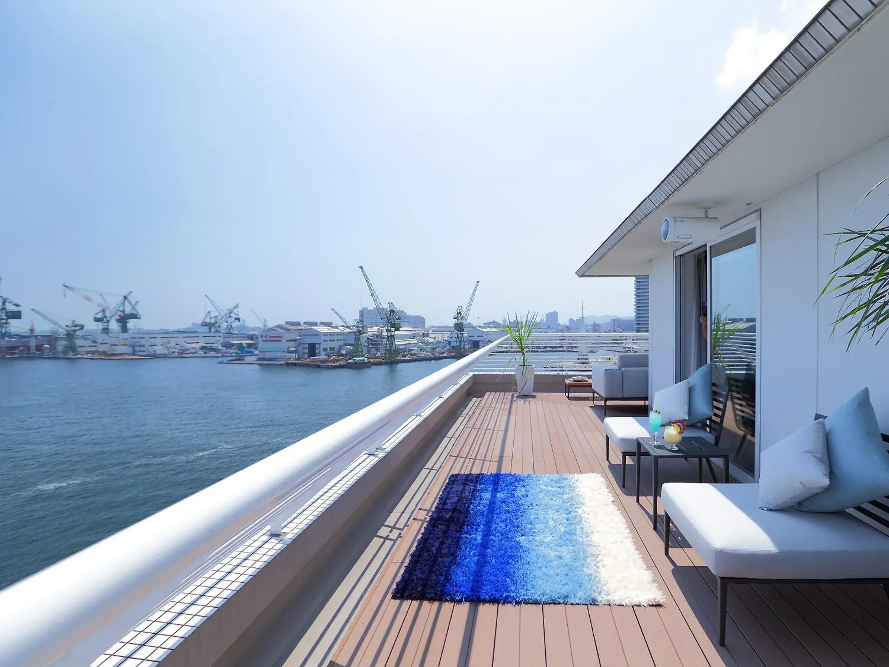 Balcony/Terrace, Swimming Pool in Kobe Meriken Park Oriental Hotel