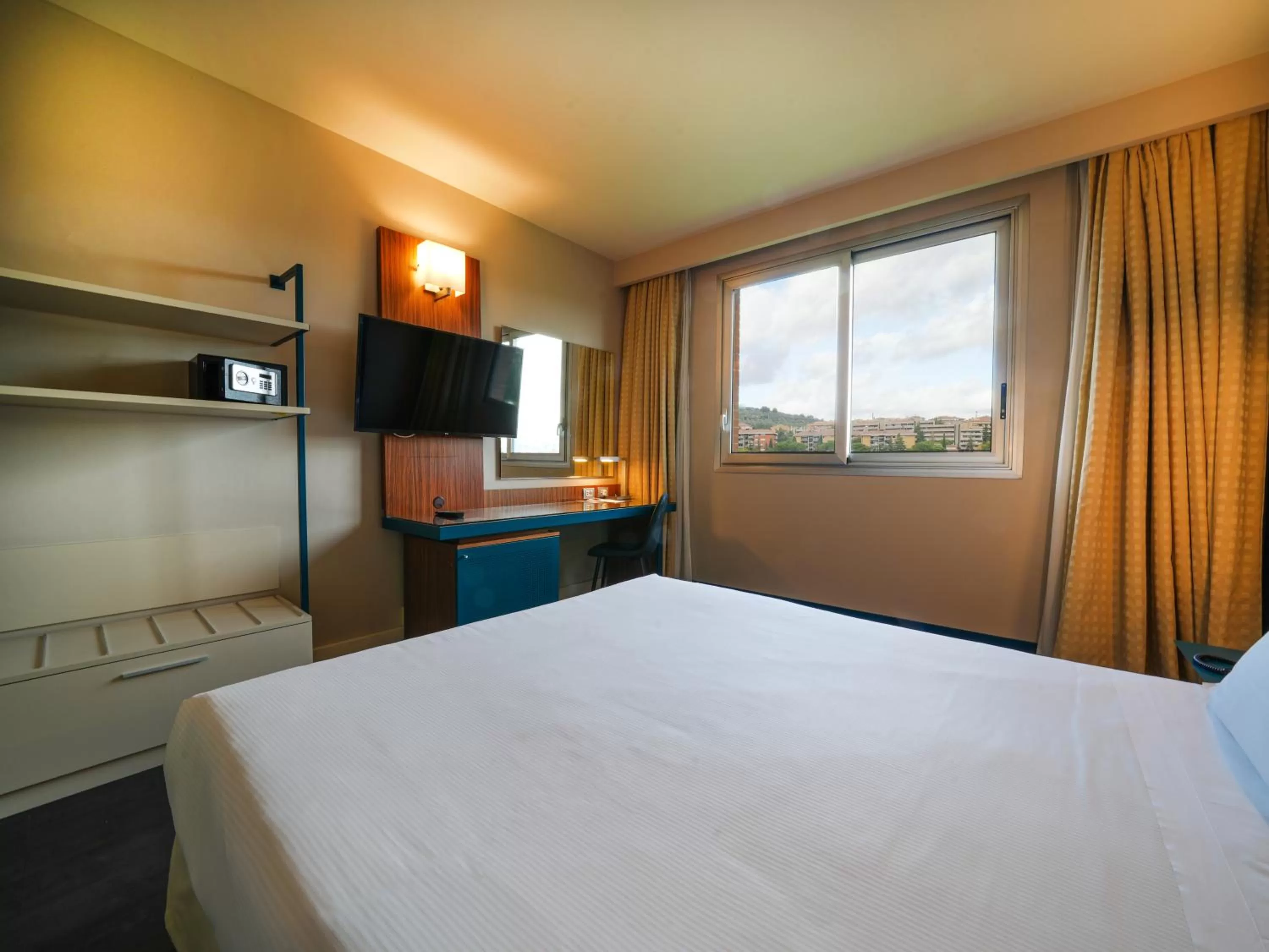 Bed in La Meridiana Bleisure Hotel