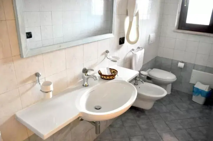 Shower, Bathroom in Hotel Masseria Le Pajare