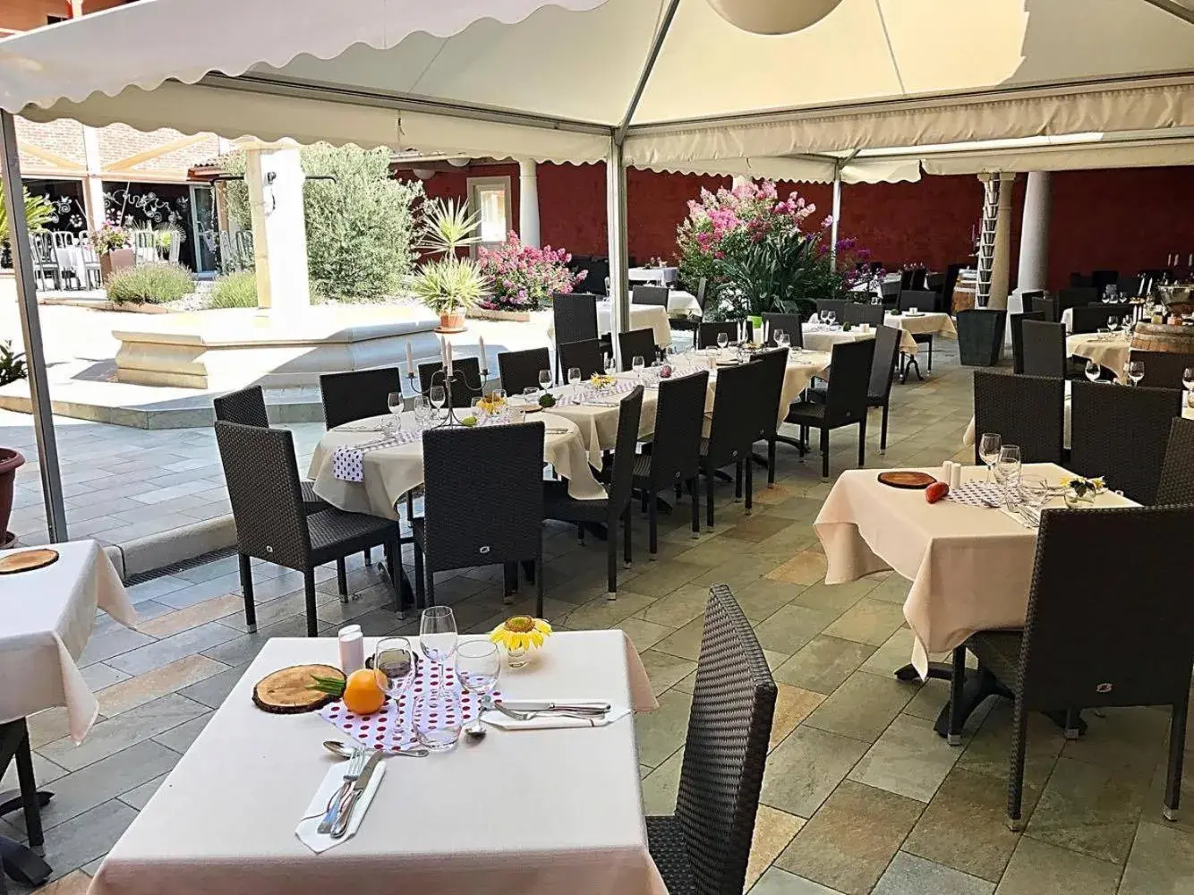 Patio, Restaurant/Places to Eat in The Originals Boutique, H¿tel Le Pillebois, Bourg-en-Bresse Nord