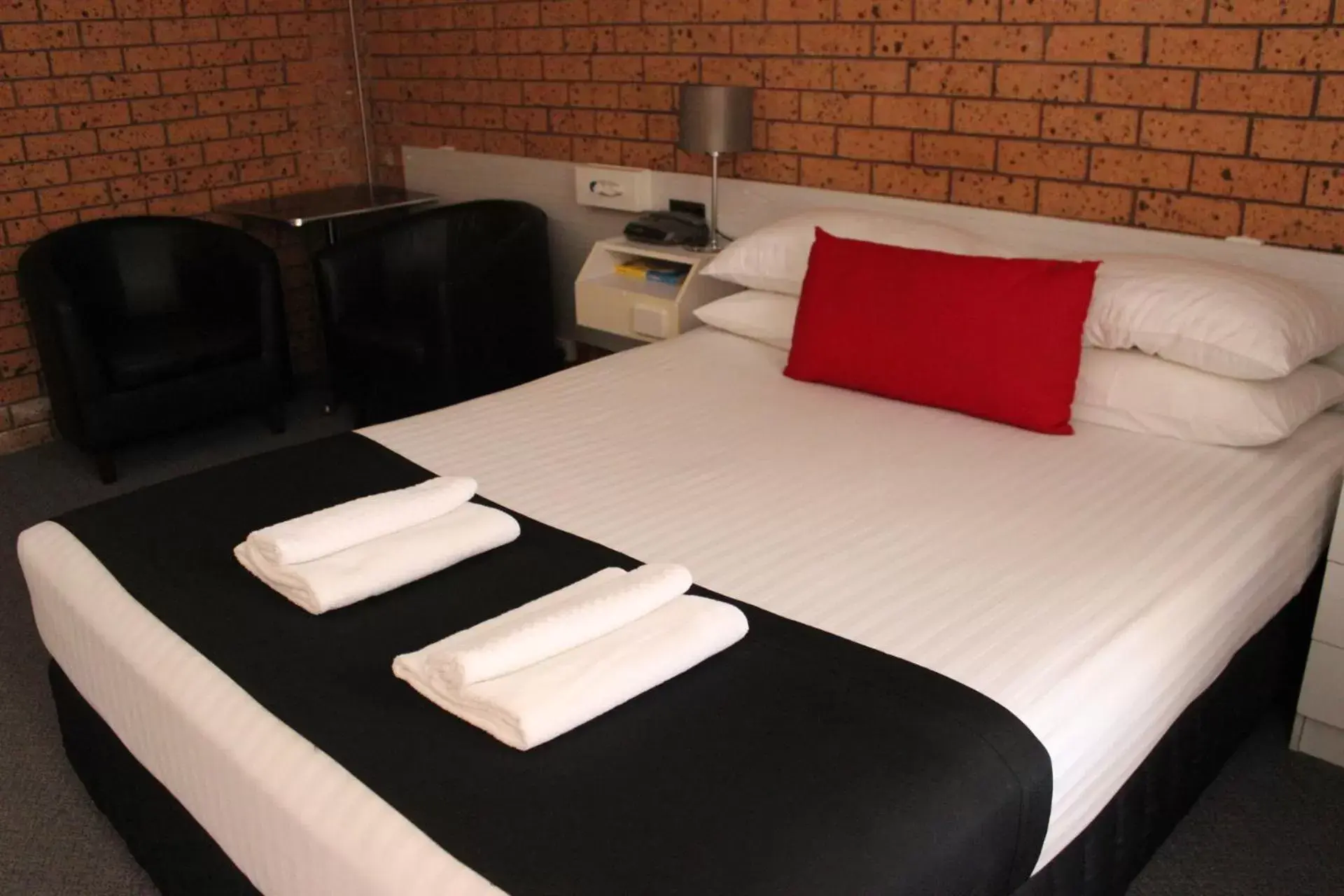 Bed in Golden Harvest Motor Inn Moree