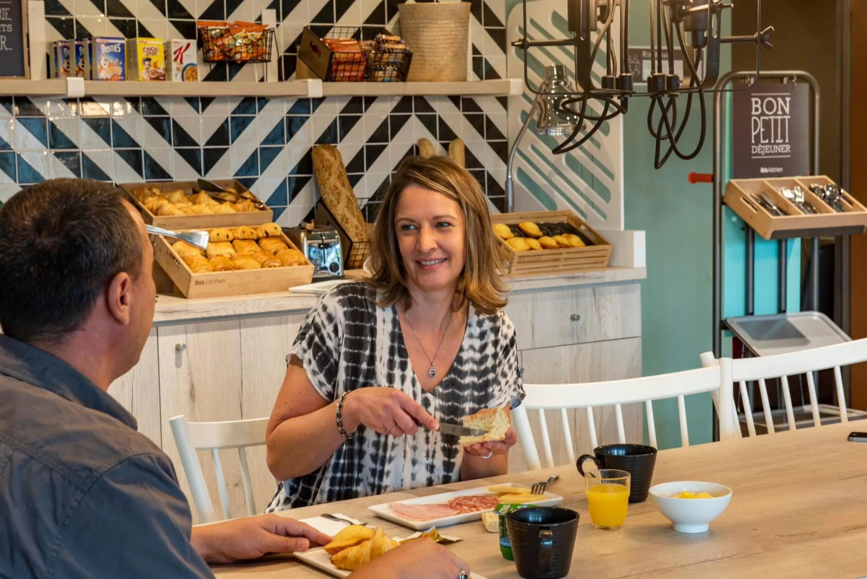 Restaurant/places to eat in ibis Creil Sur Oise