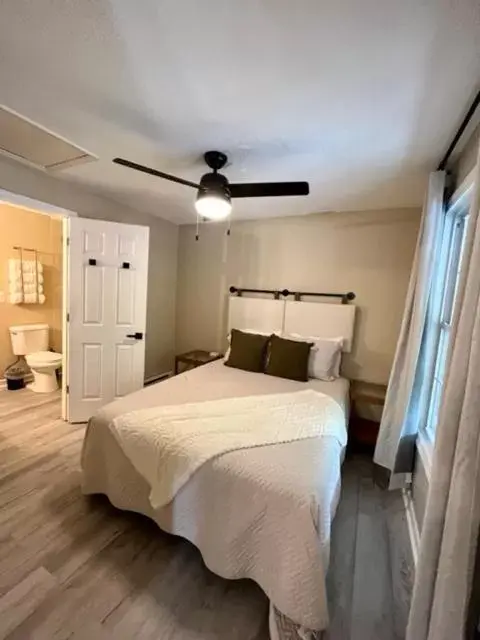 Bedroom, Bed in Hickory Falls Inn