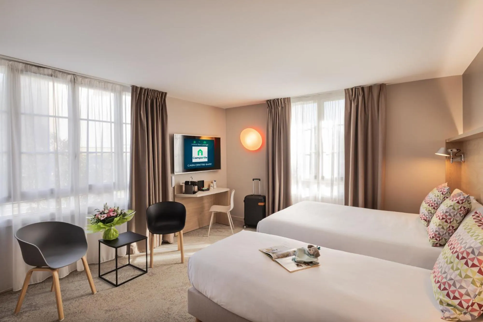 Bedroom, Bed in Campanile Caen Centre Gare