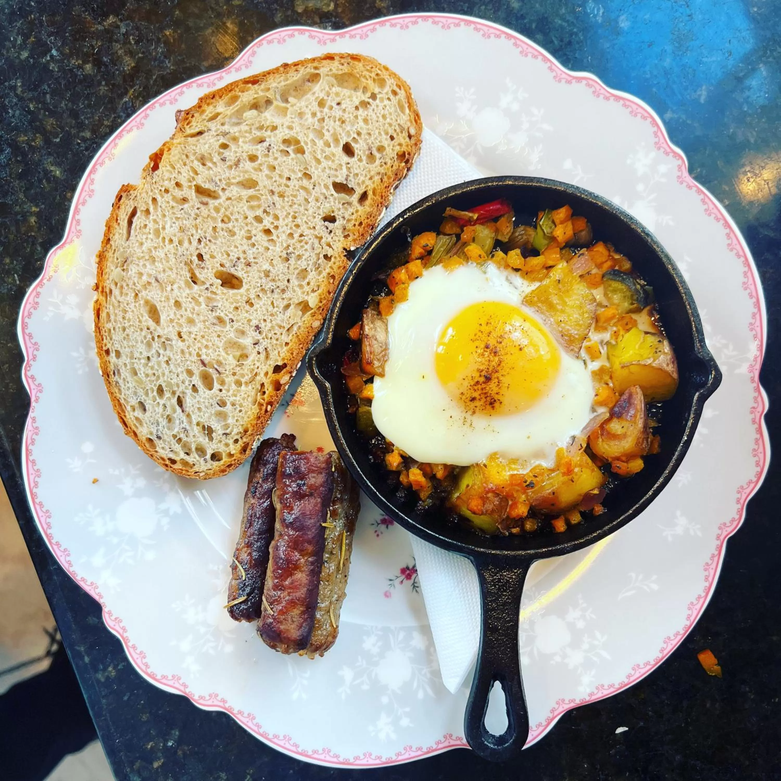 Breakfast in Almondy Inn Bed & Breakfast