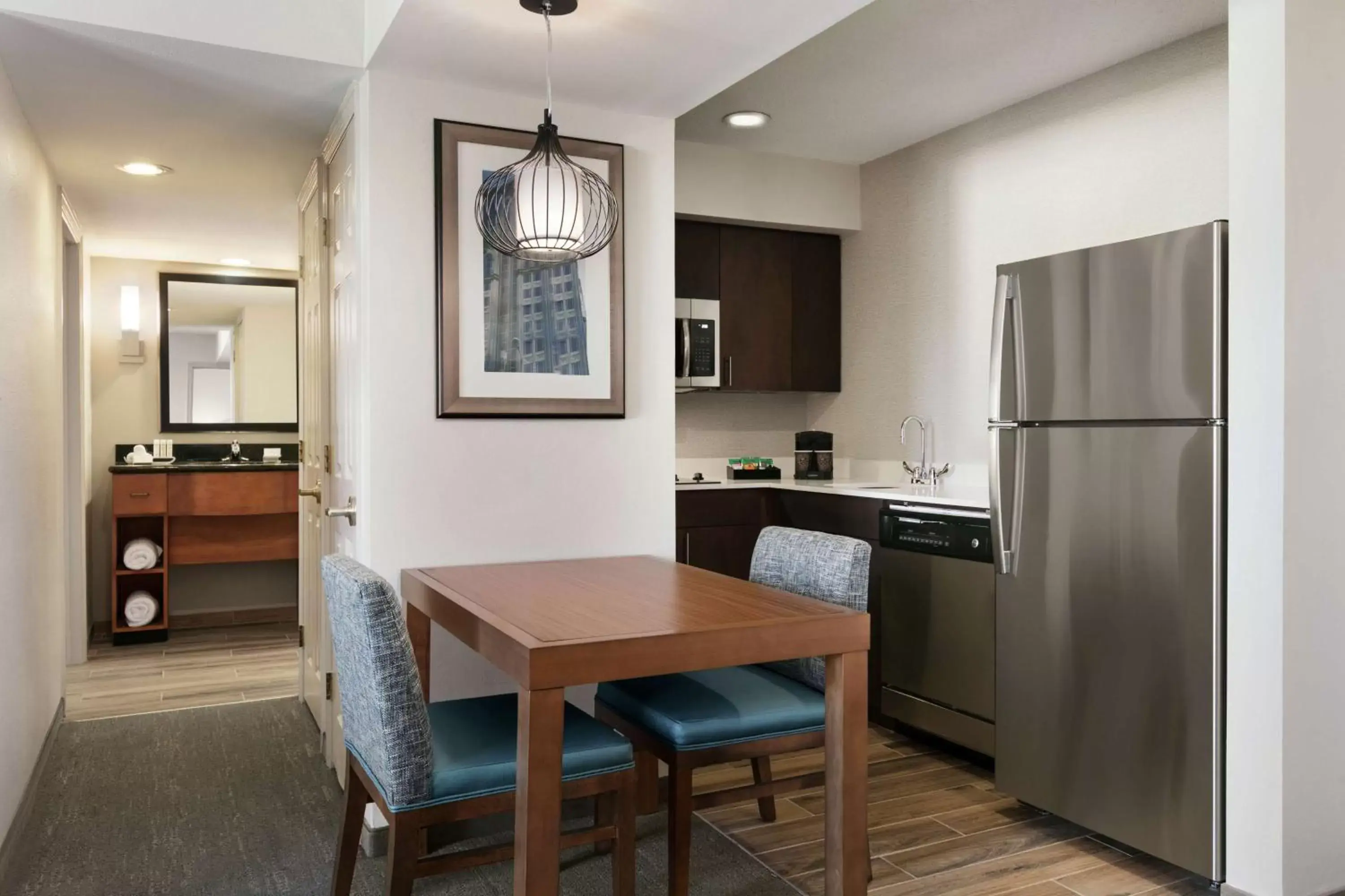 Kitchen or kitchenette, Dining Area in Homewood Suites by Hilton Kansas City Airport