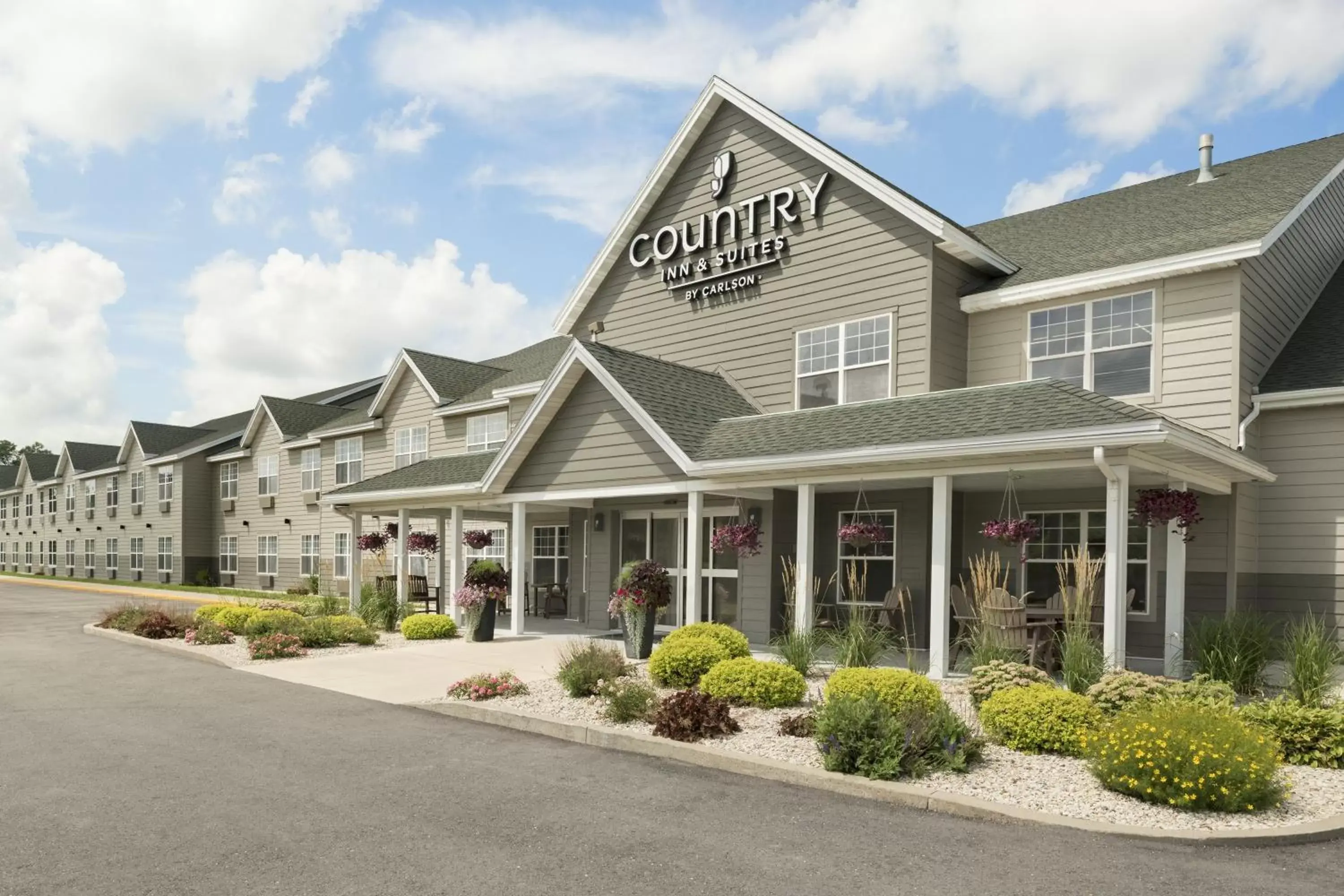 Facade/Entrance in Country Inn & Suites by Radisson, Decorah, IA