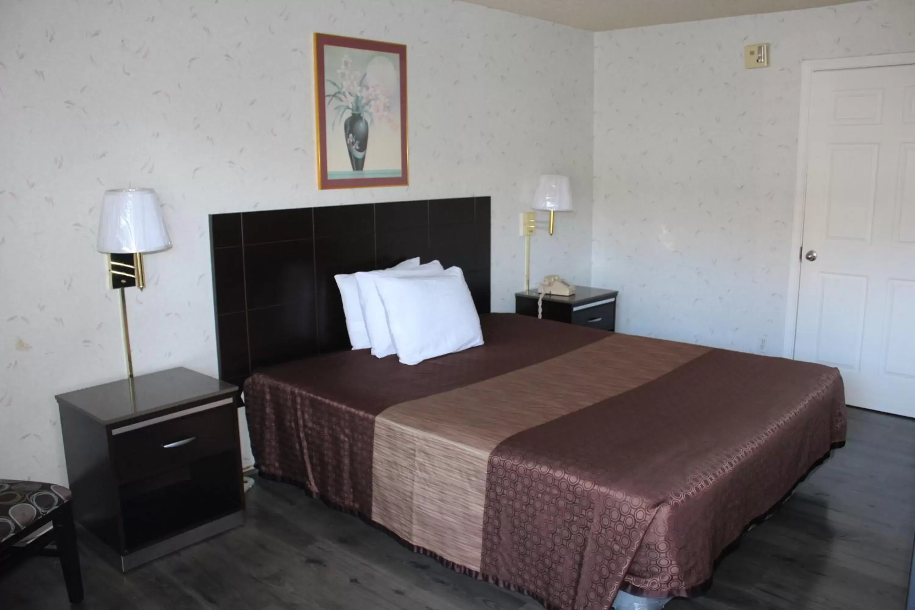 Photo of the whole room, Bed in Budget Inn Redwood City