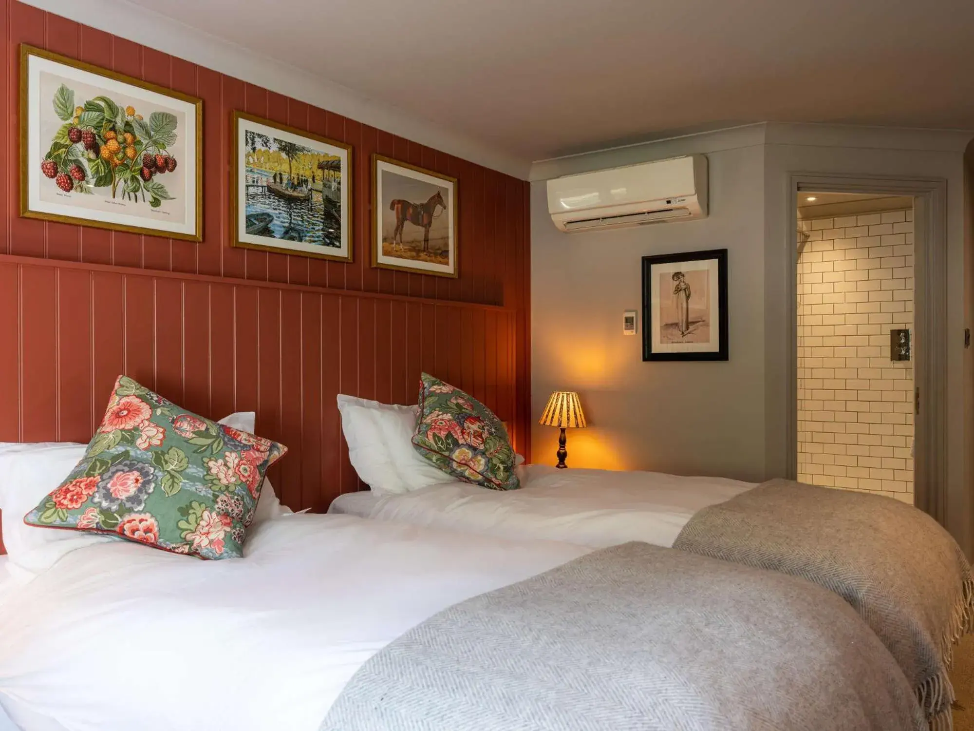 Bedroom, Bed in Dukes Head Hotel