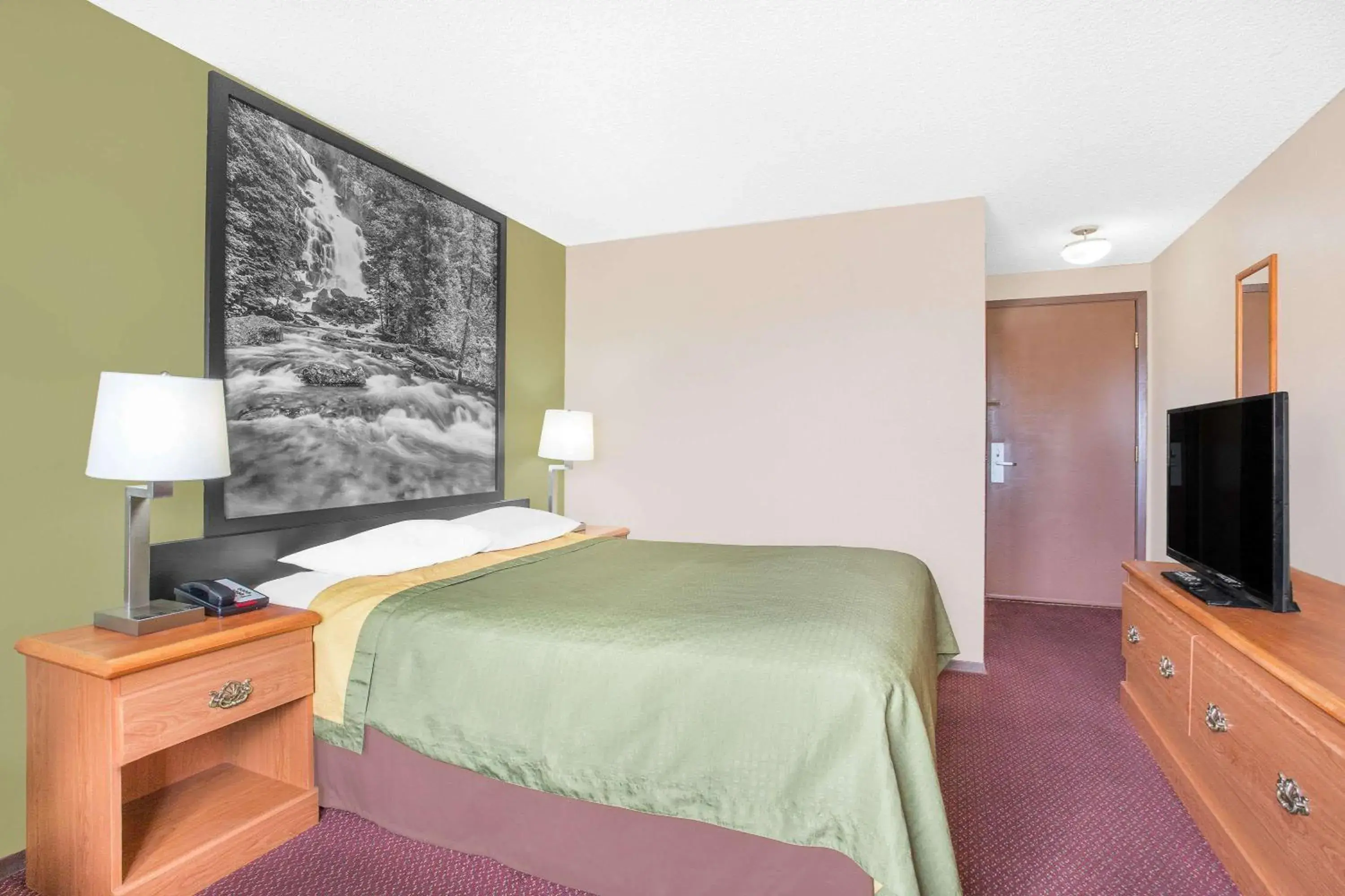 Photo of the whole room, Bed in Super 8 by Wyndham Riverton