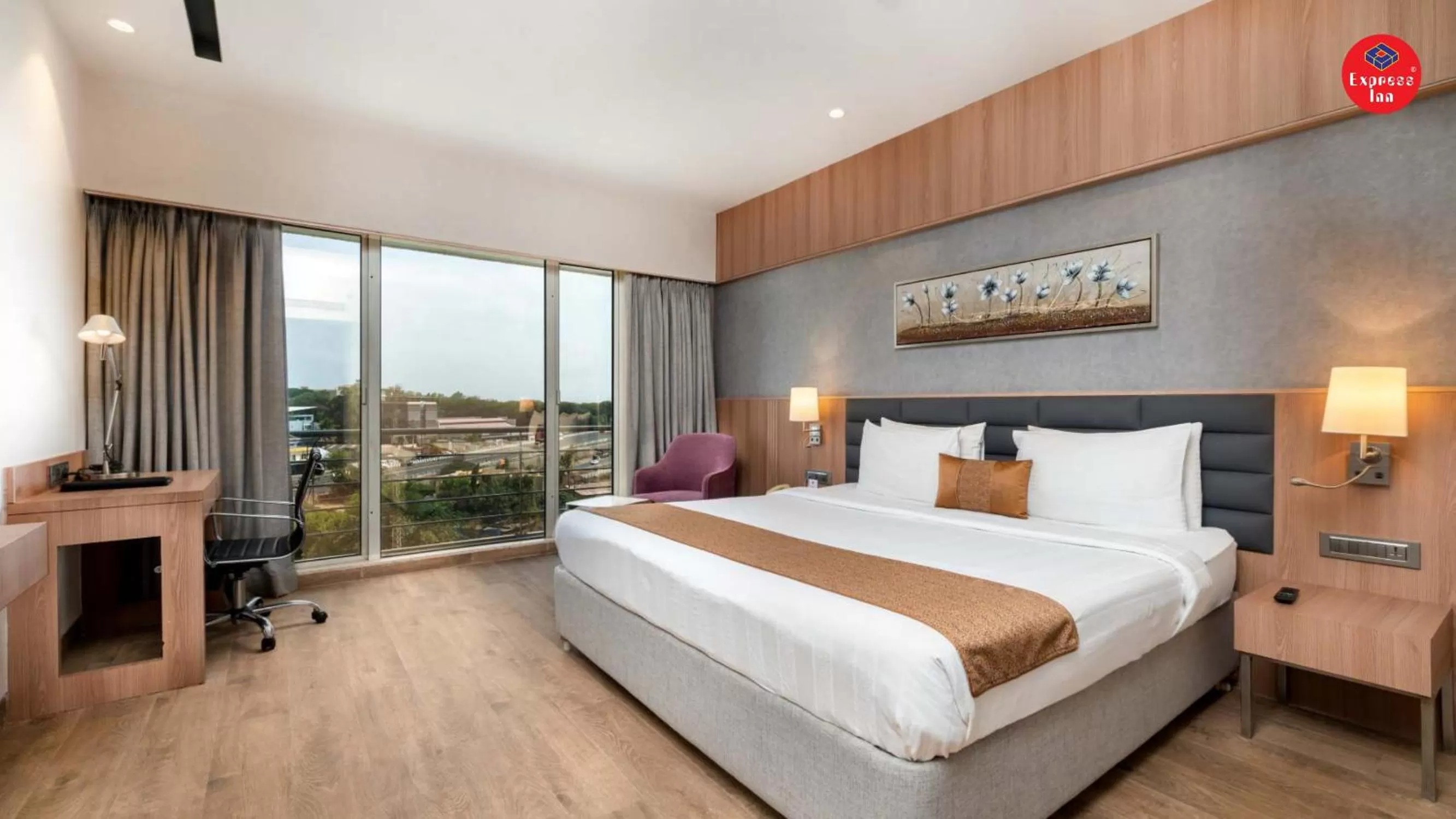 Bed in Express Inn The Business Luxury Hotel