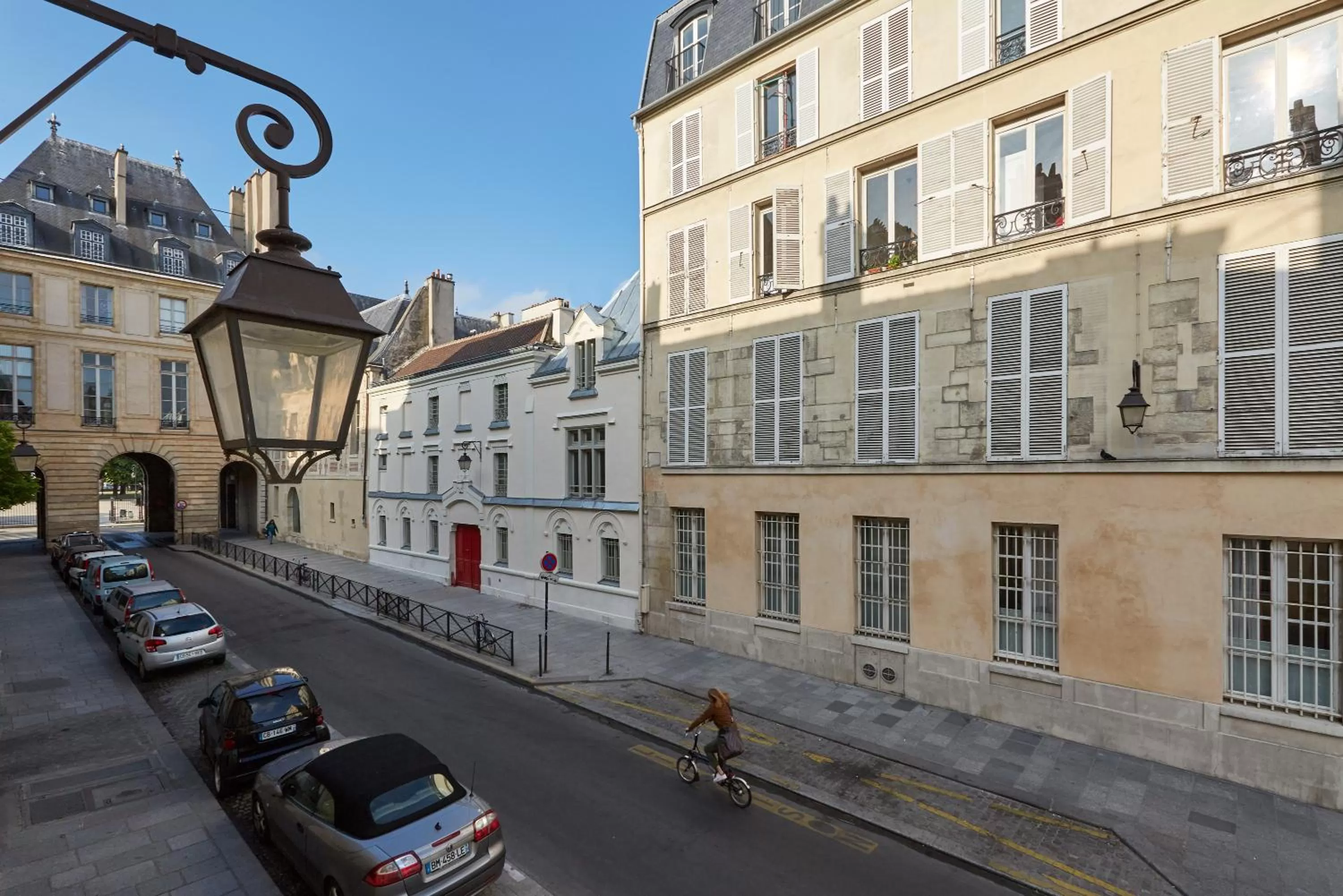 Street view in Le Pavillon de la Reine & Spa, Place des Vosges