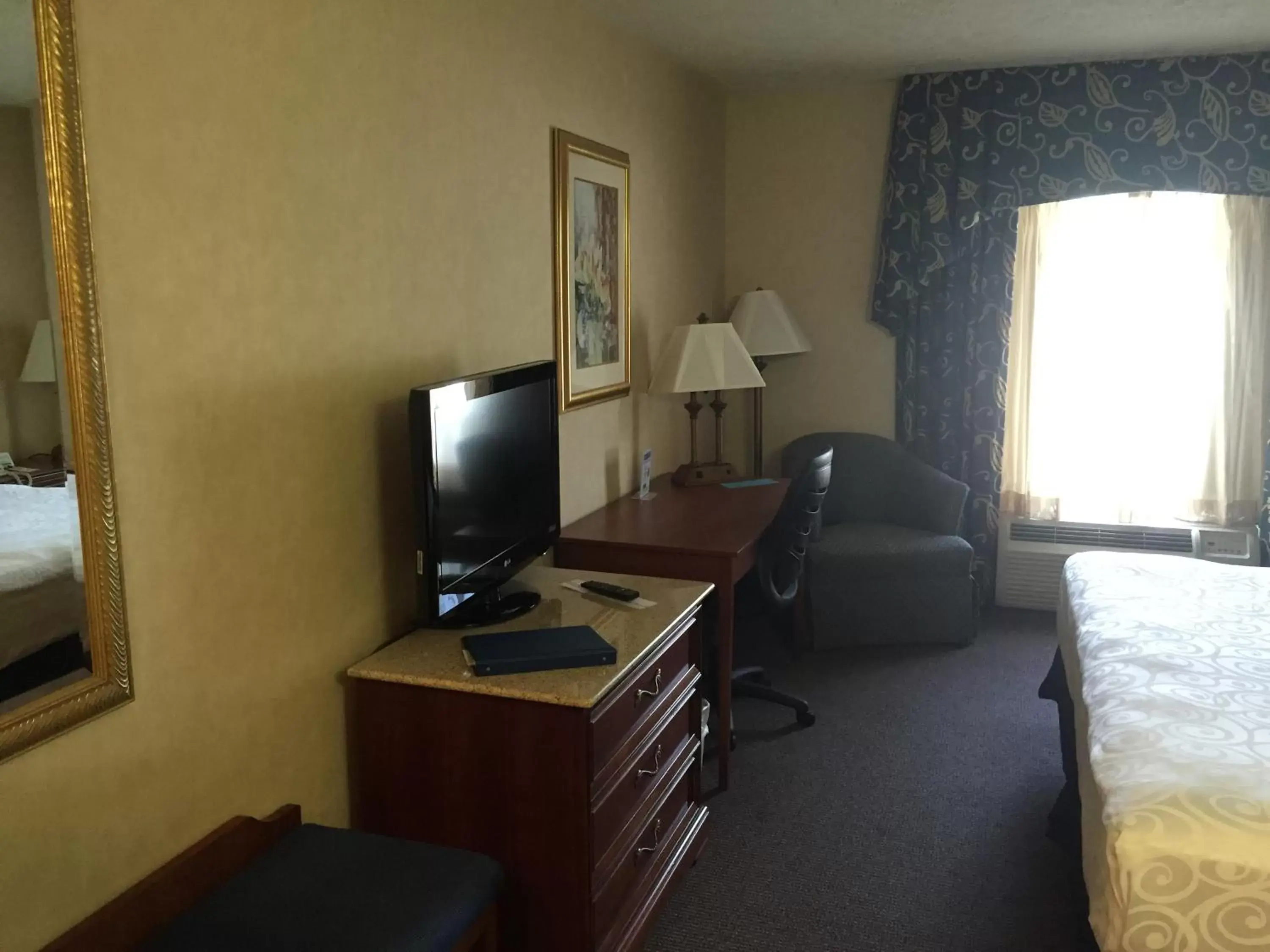 Photo of the whole room, TV/Entertainment Center in 1863 Inn of Gettysburg