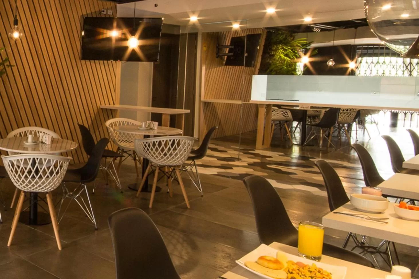 Communal lounge/ TV room in Lleras Green Hotel