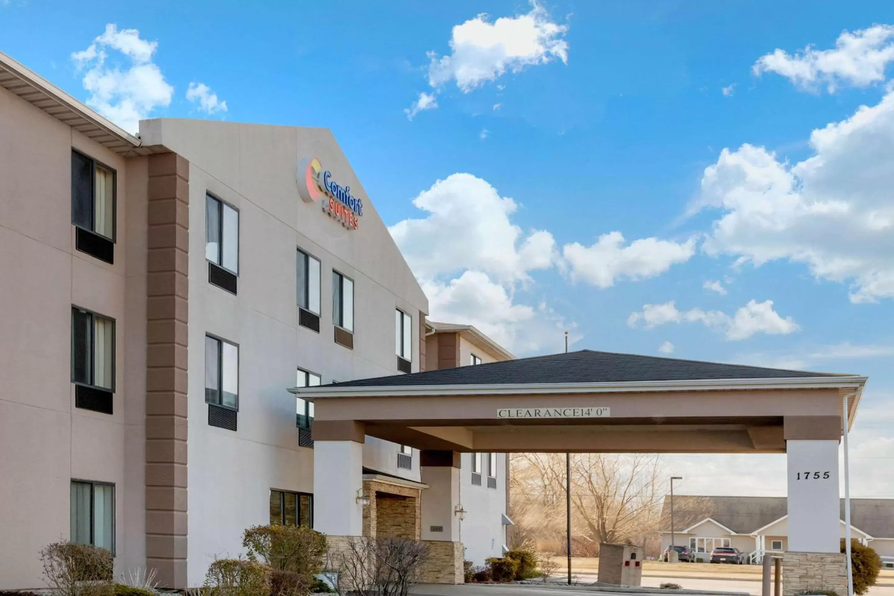 Property building in Comfort Suites South Haven near I-96 Property building in Comfort Suites South Haven near I-96