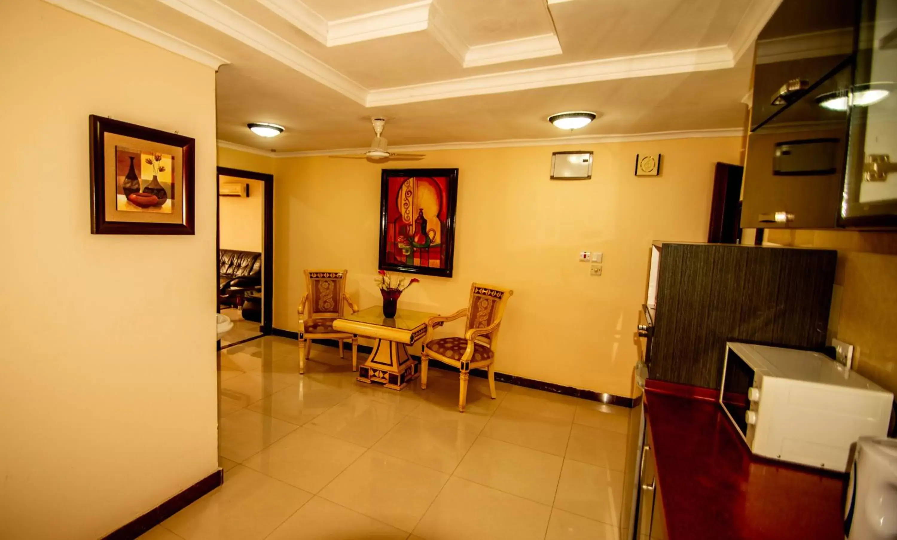 Kitchen or kitchenette, Dining Area in Urban Rose Hotel & Apartments