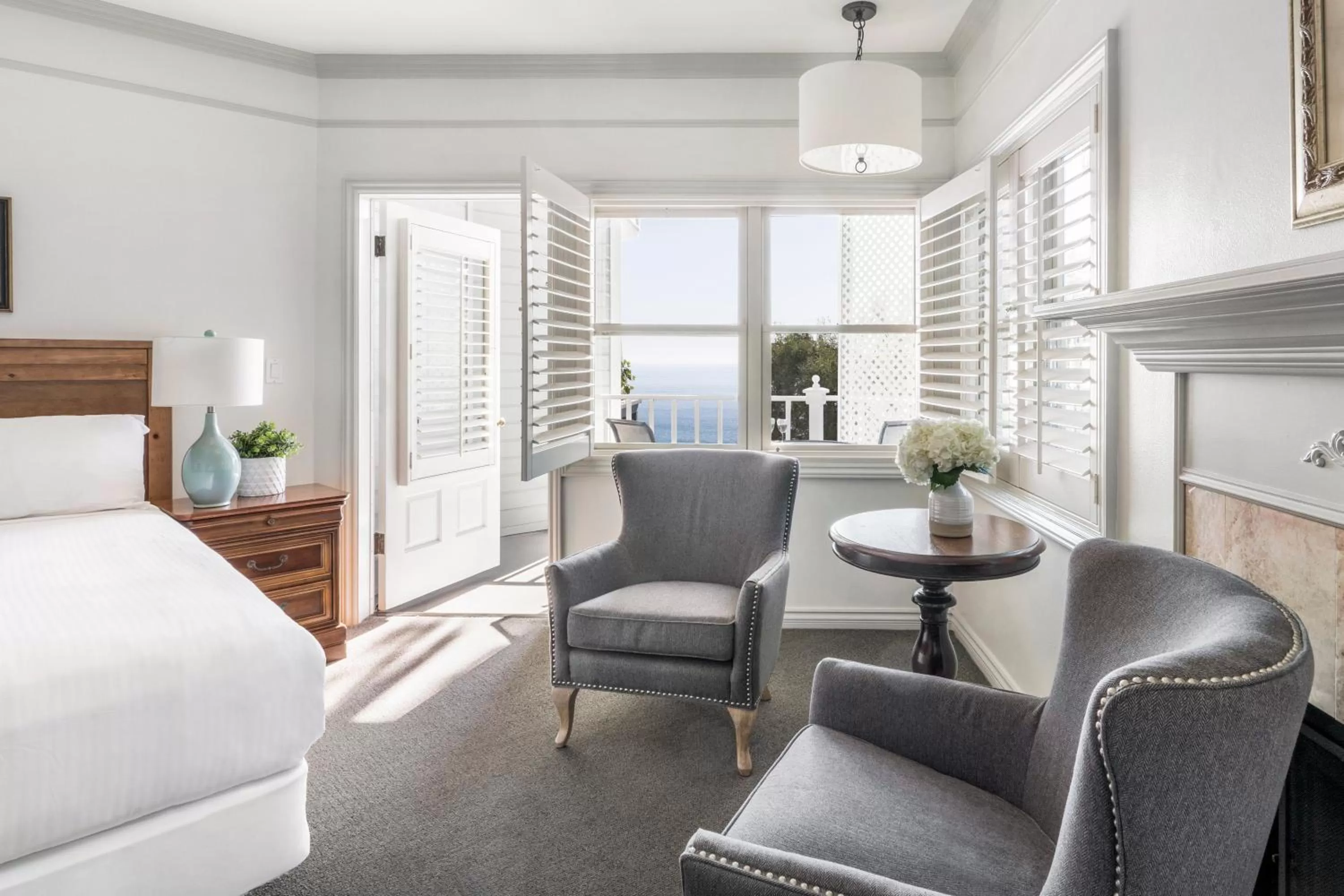 Seating area, Bed in Blue Lantern Inn, A Four Sisters Inn