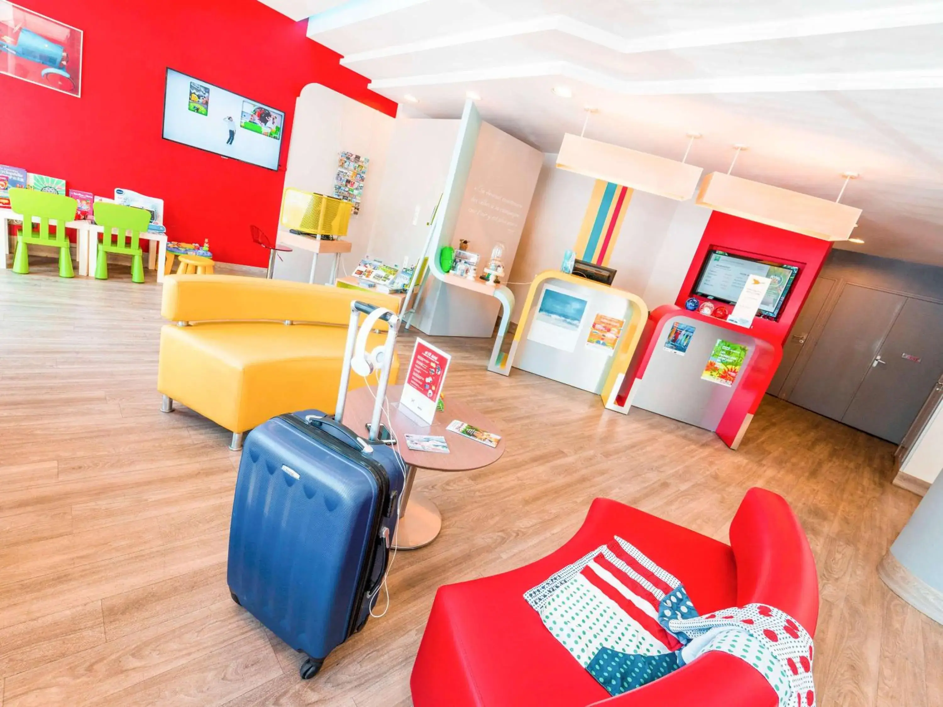 Lounge or bar, Seating Area in ibis Styles Honfleur Centre Historique