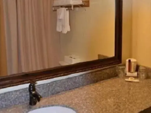 Bedroom, Bathroom in Cowlitz River Lodge