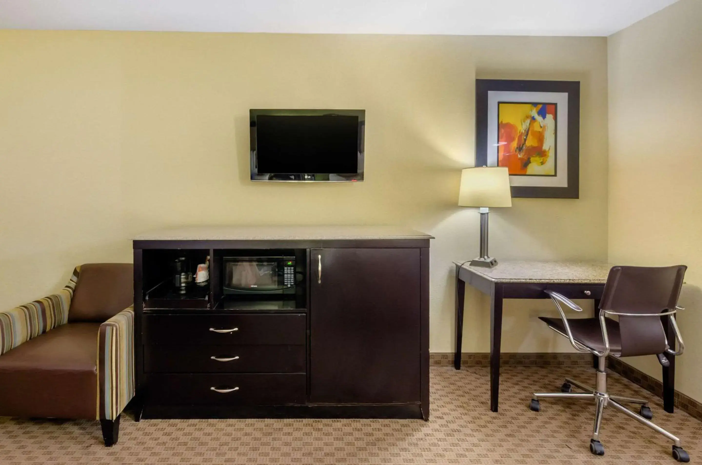 Photo of the whole room, TV/Entertainment Center in Quality Inn