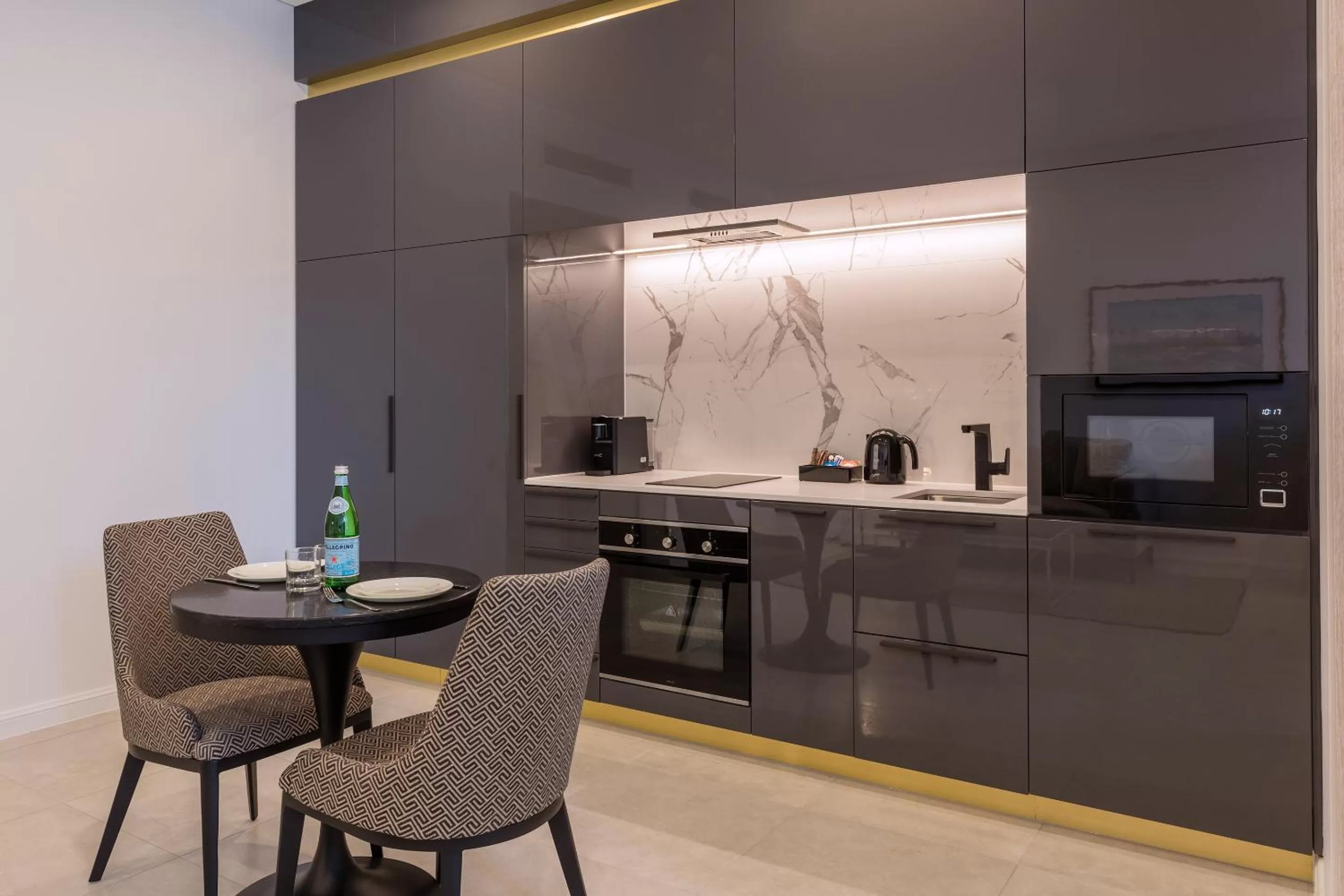 Kitchen or kitchenette in Meriton Suites Broadbeach