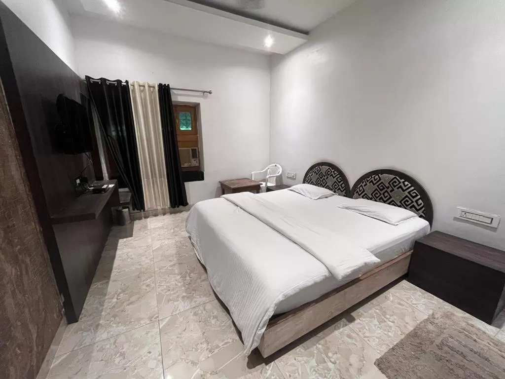 Bed in Hotel Rani Palace at Lake Fatehsagar