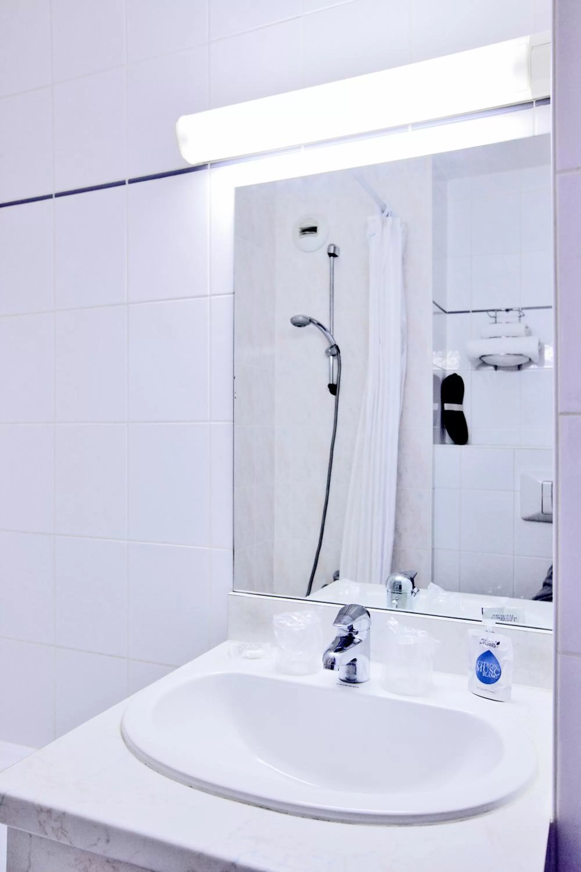 Bathroom in Hôtel Restaurant Kyriad Mulhouse Nord Illzach