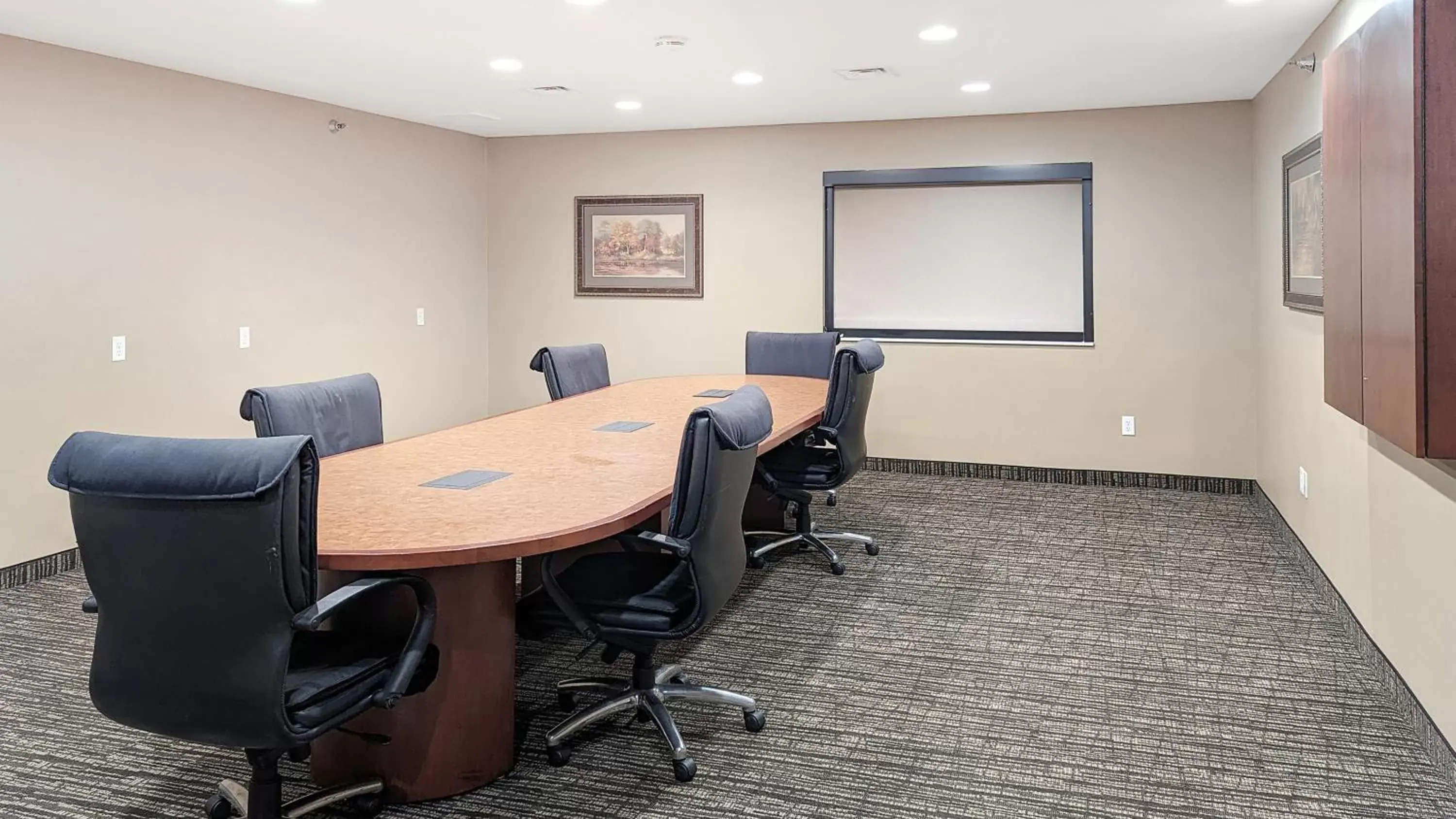 Business Area/Conference Room in Estherville Hotel & Suites