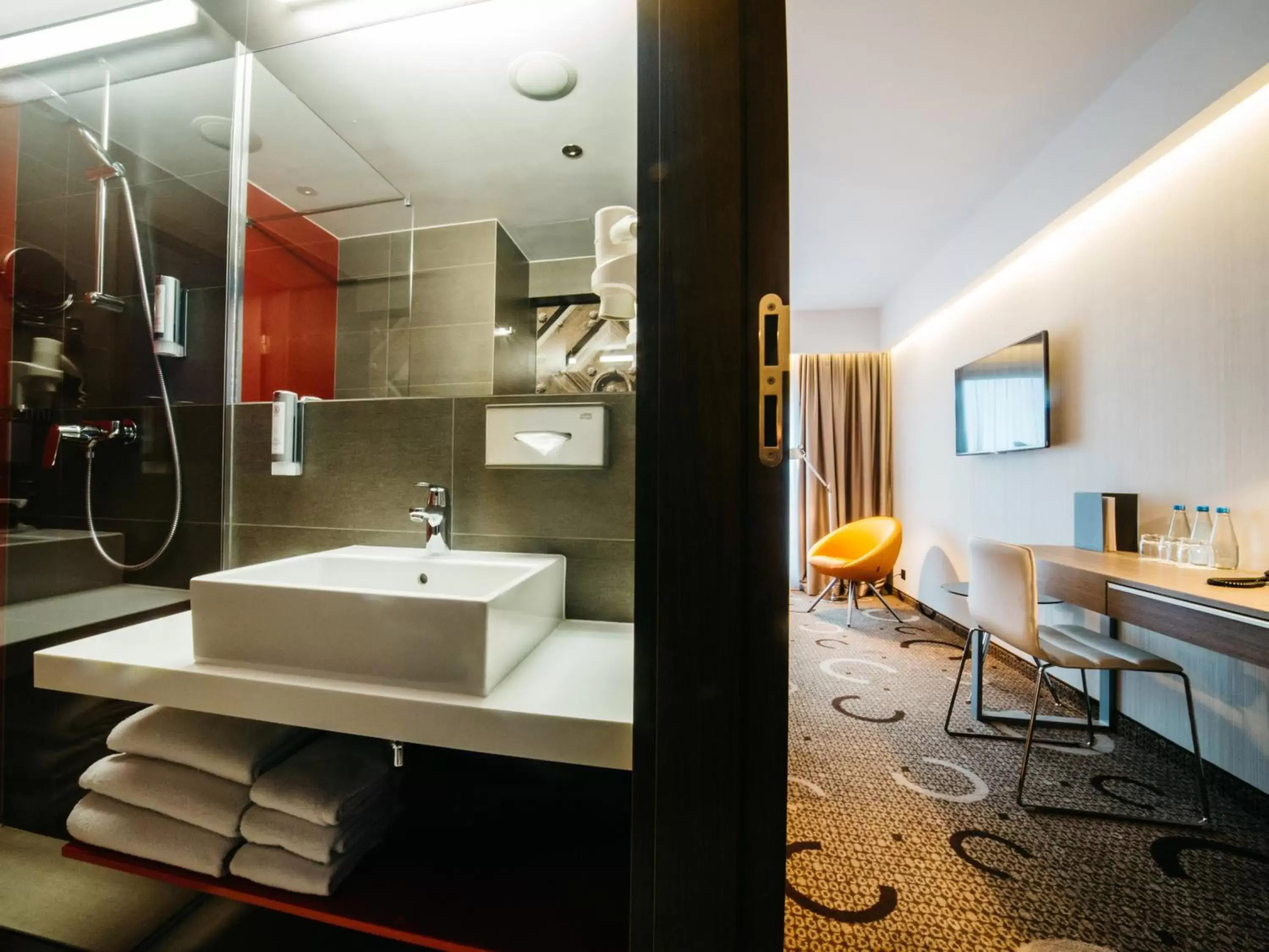 Shower, Bathroom in Q Hotel Plus Kraków