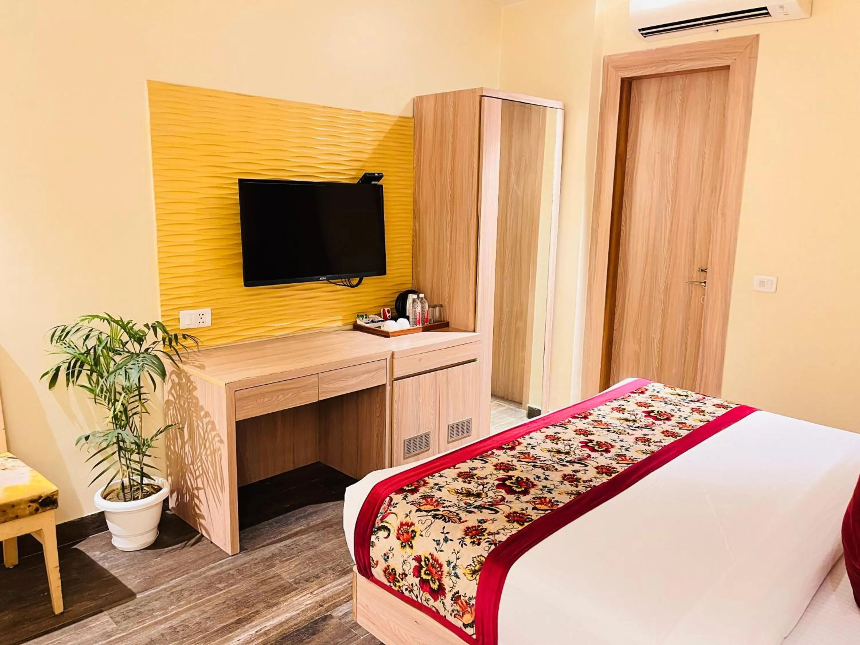 TV and multimedia, Bed in Hotel Banz near Delhi Airport