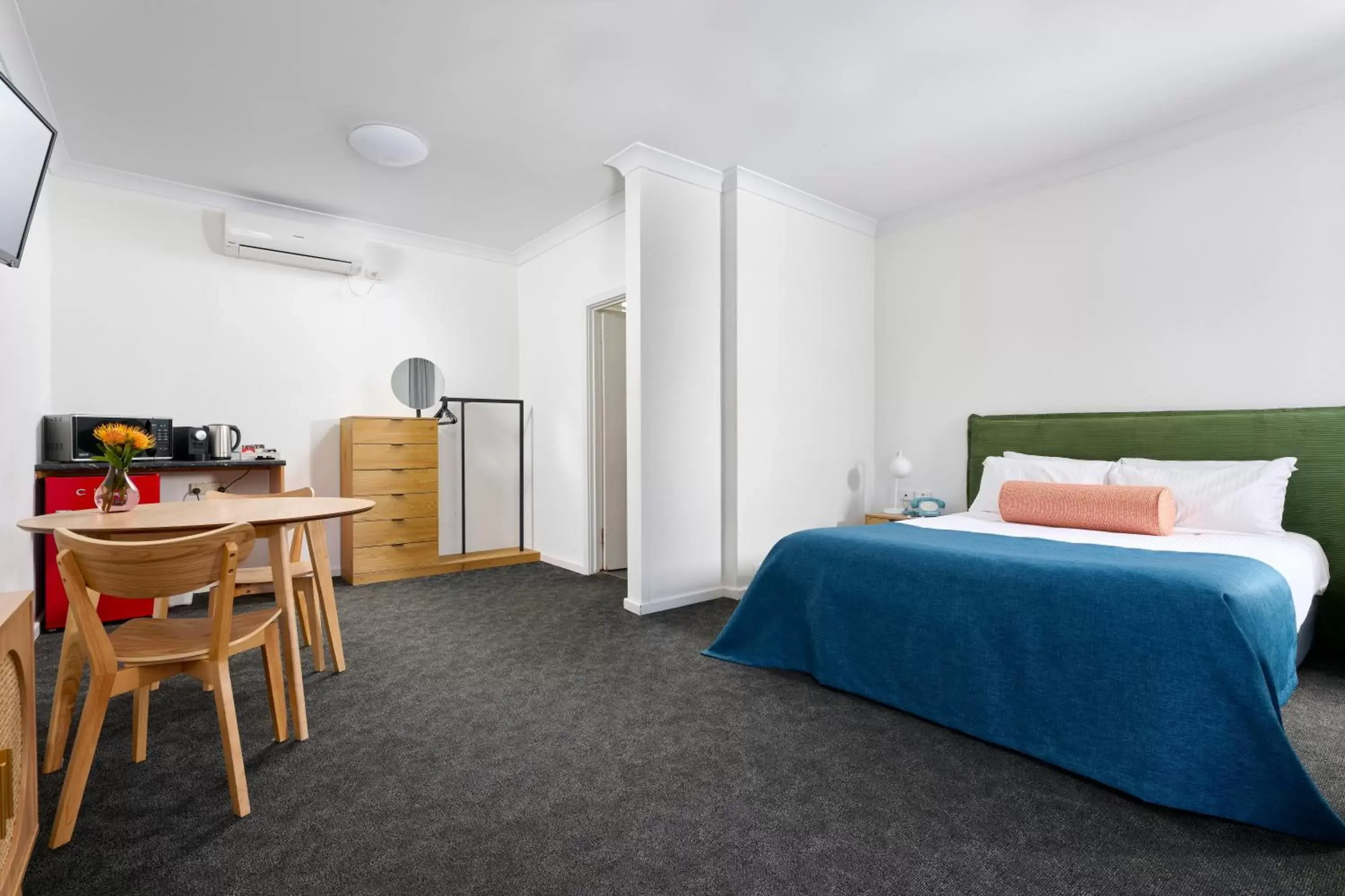 Bed in Baileys Parkside Motel by VetroBlu Bed in Baileys Parkside Motel by VetroBlu