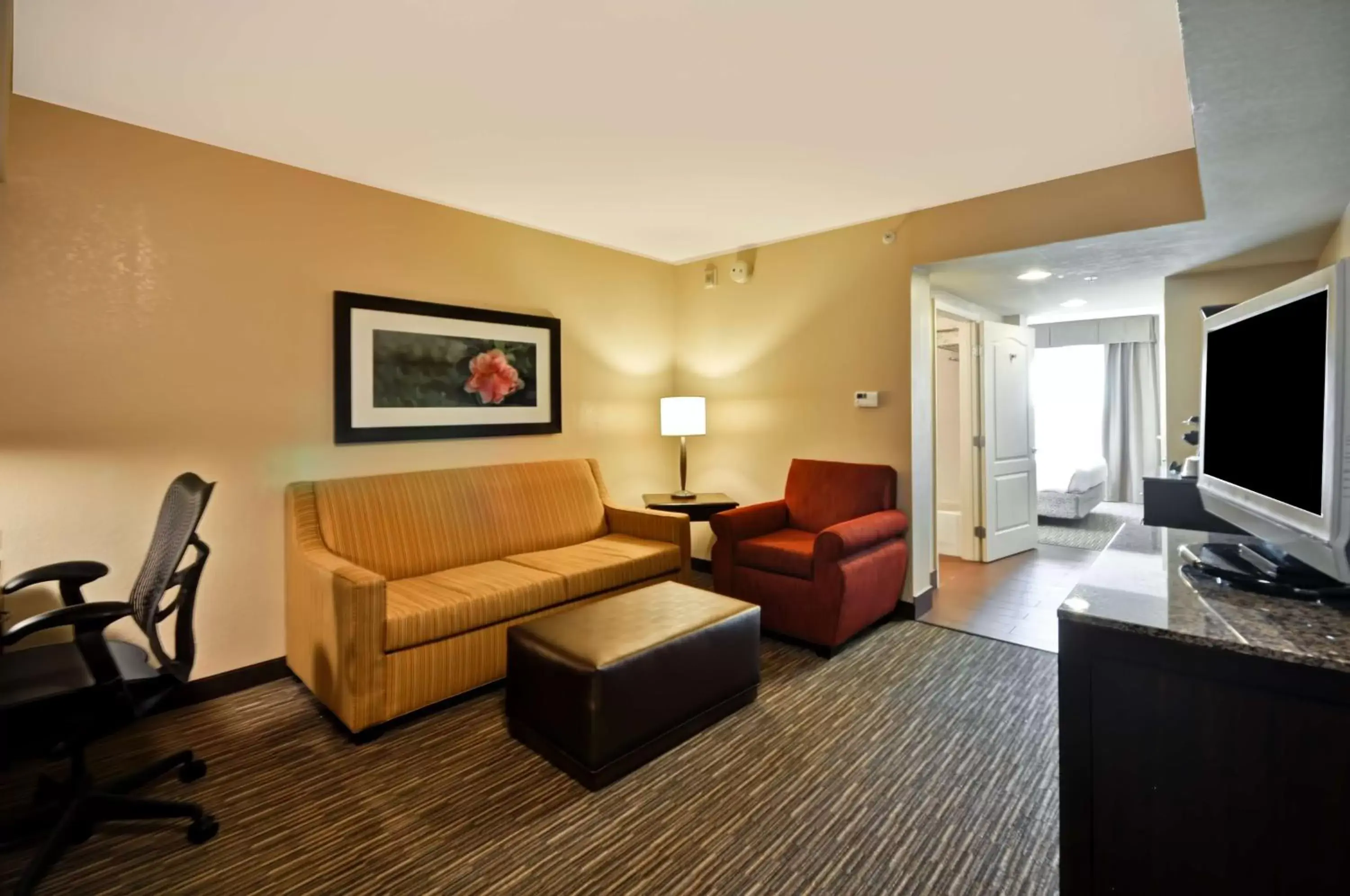 Bed, Seating Area in Hilton Garden Inn Tampa North