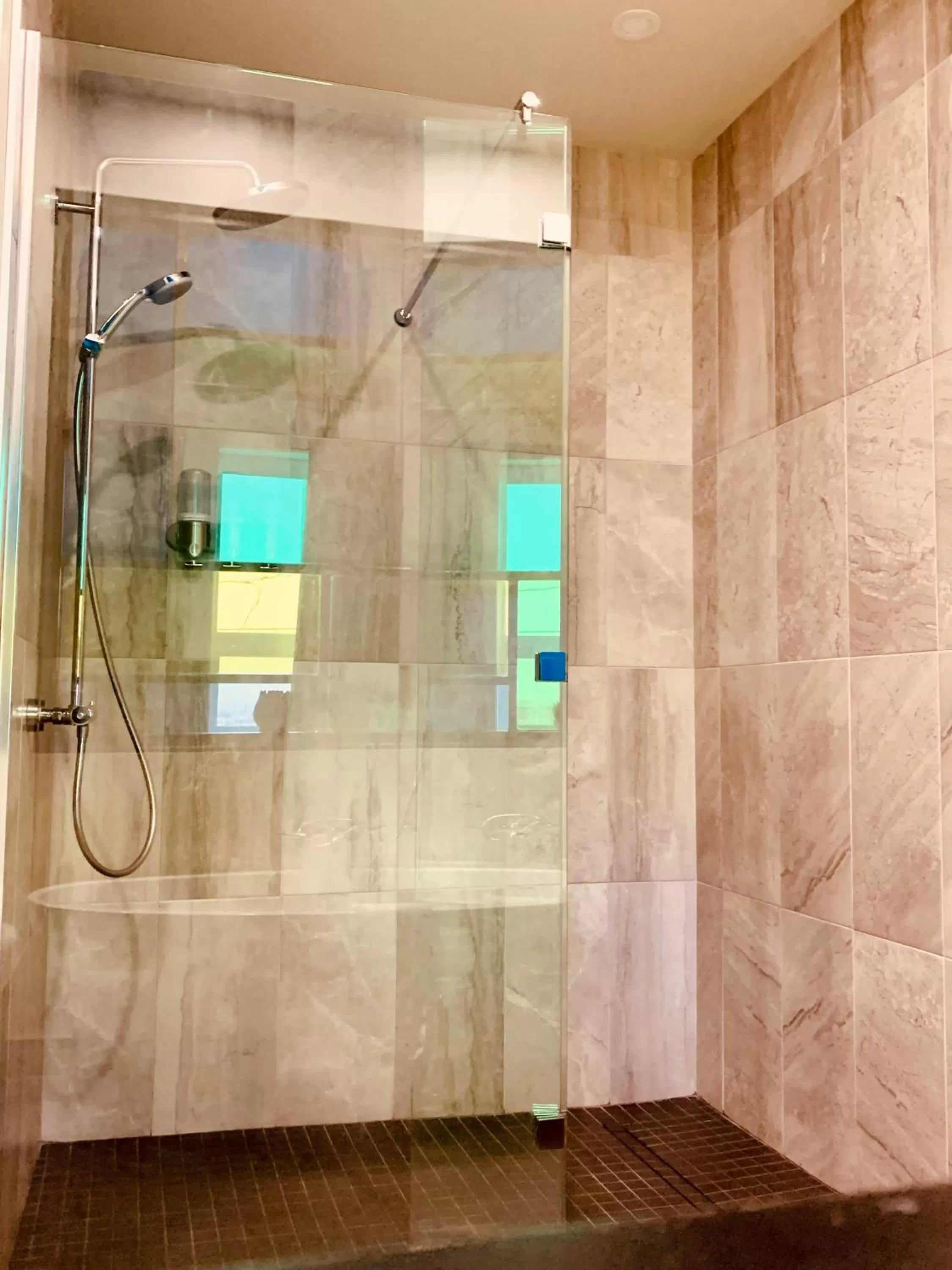 Shower in Hôtel Sept-Îles