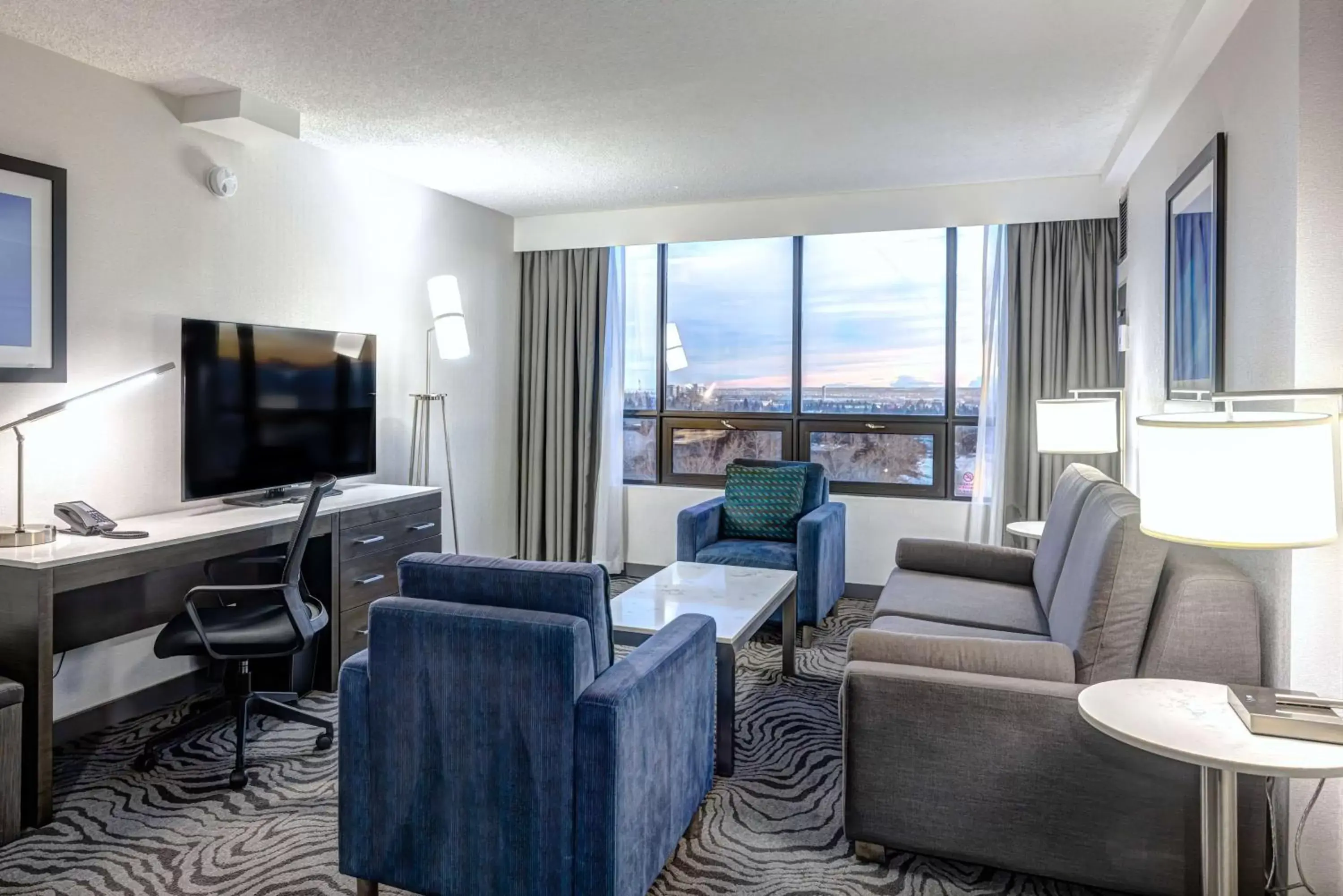 Bedroom, Seating Area in DoubleTree by Hilton Calgary North