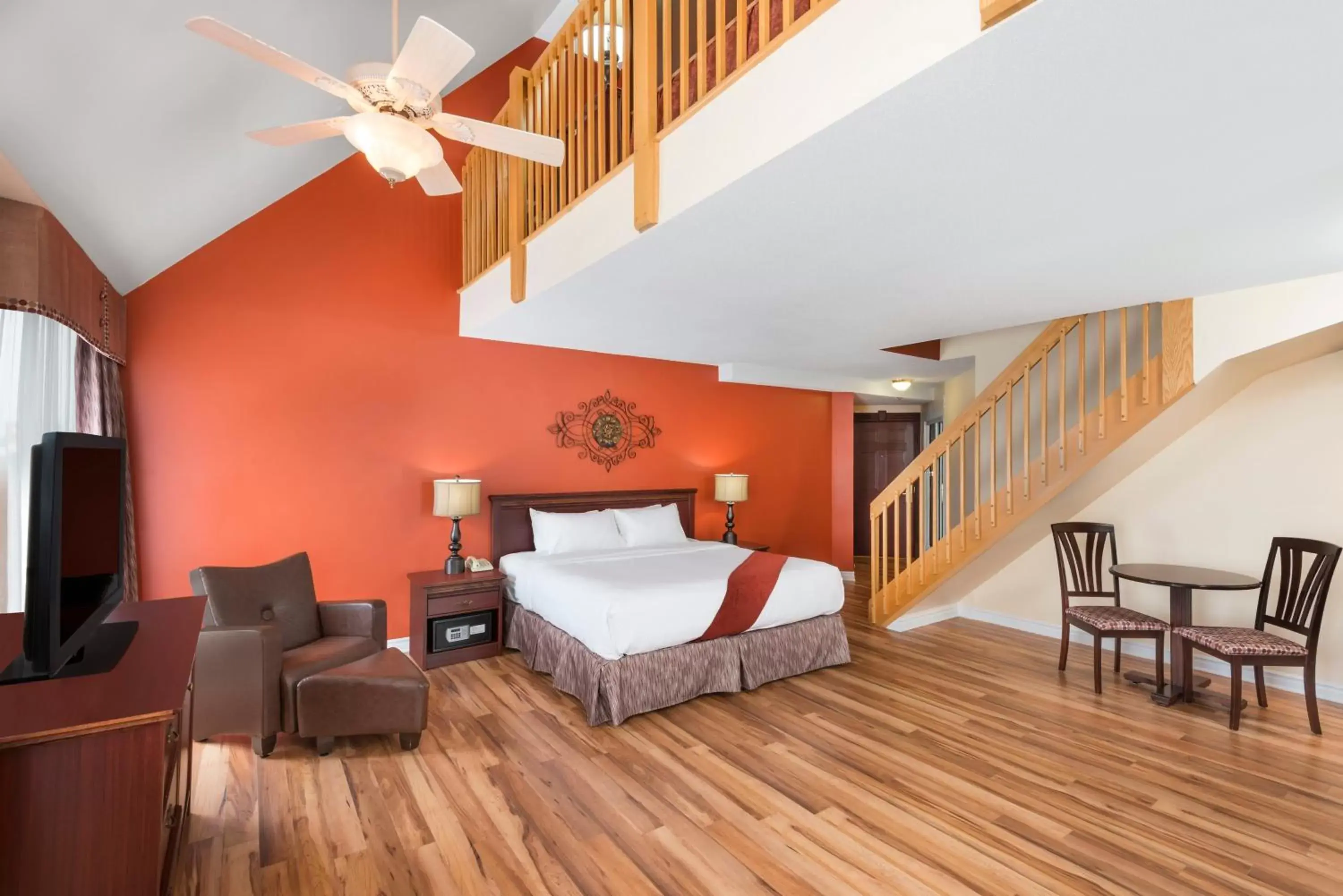 Photo of the whole room, Bed in Ramada Plaza by Wyndham Gatineau/Manoir du Casino