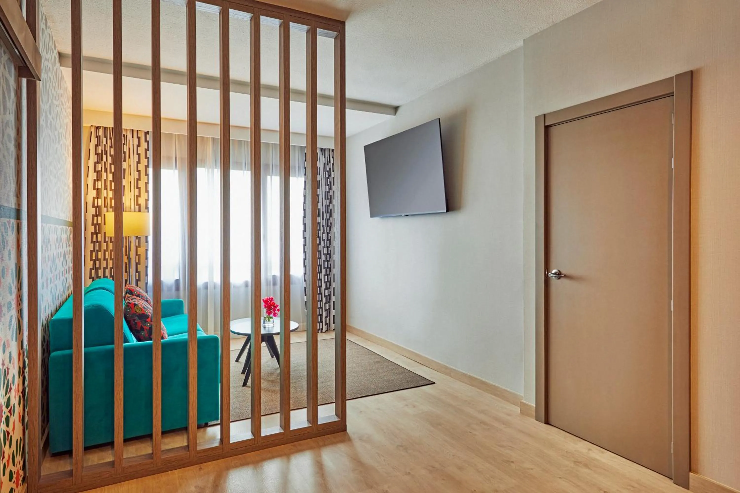 Living room, Bed in Hesperia Sevilla