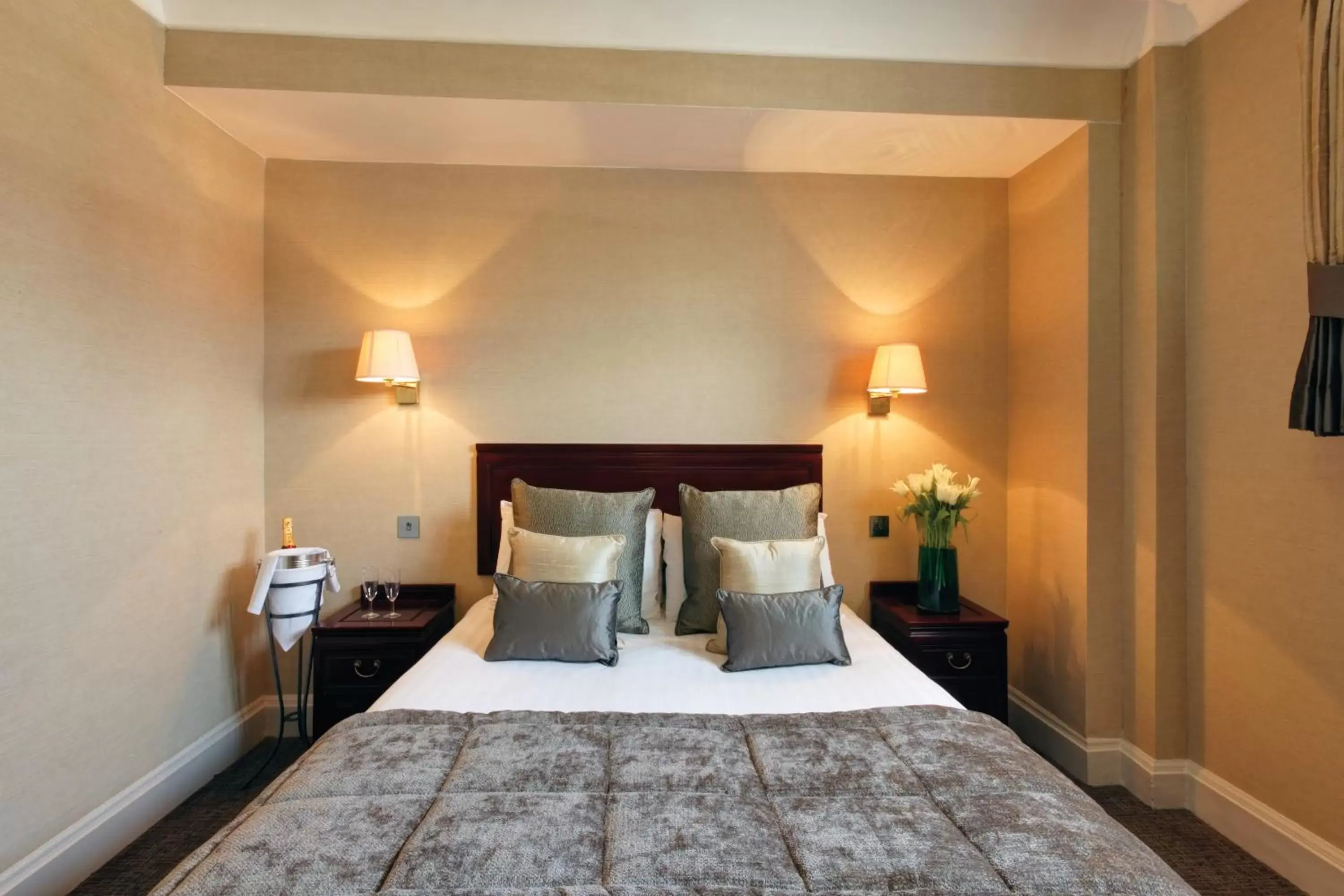 Bedroom, Bed in Strathmore Hotel
