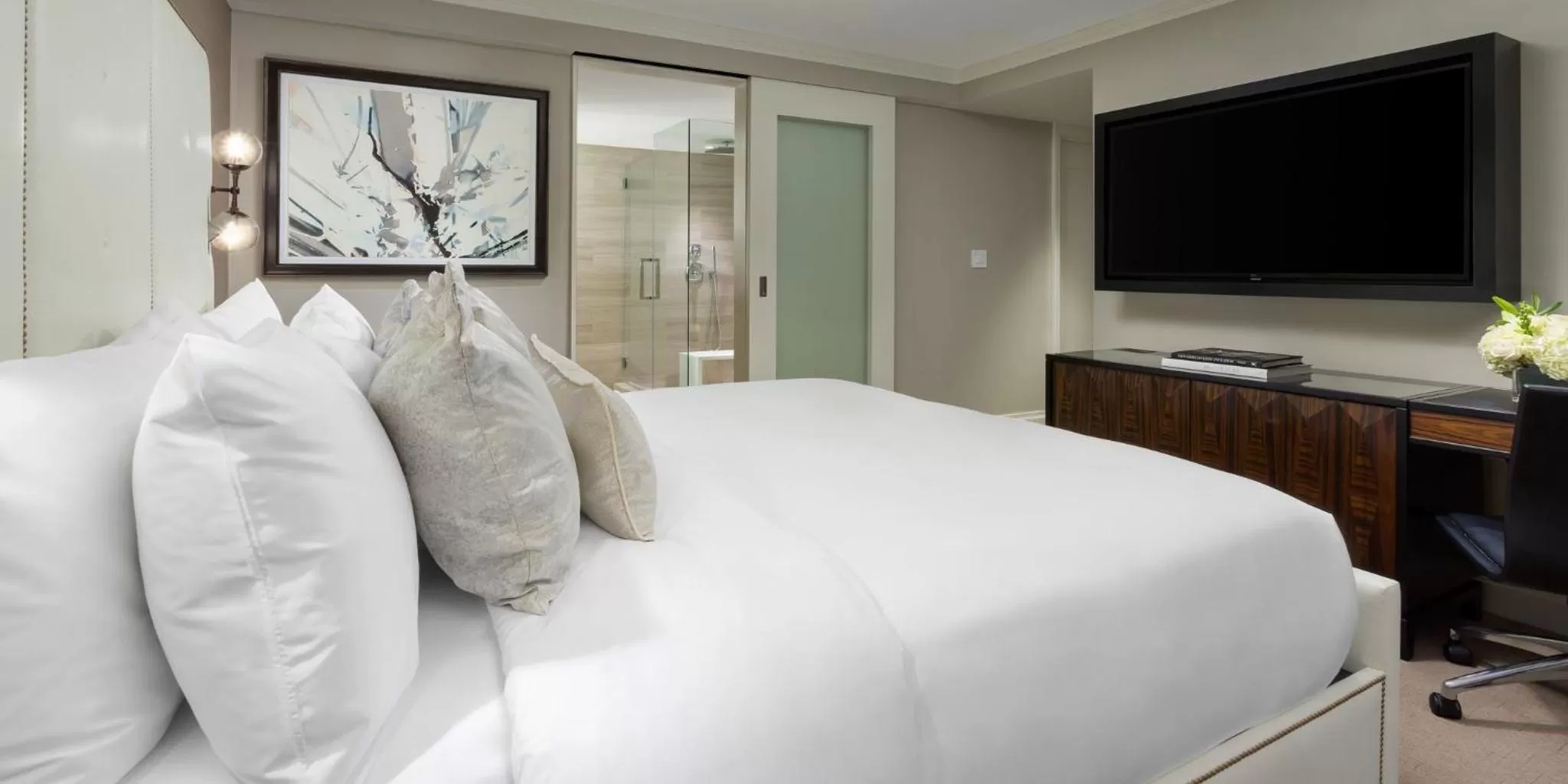 Photo of the whole room, Bed in The Manhattan at Times Square