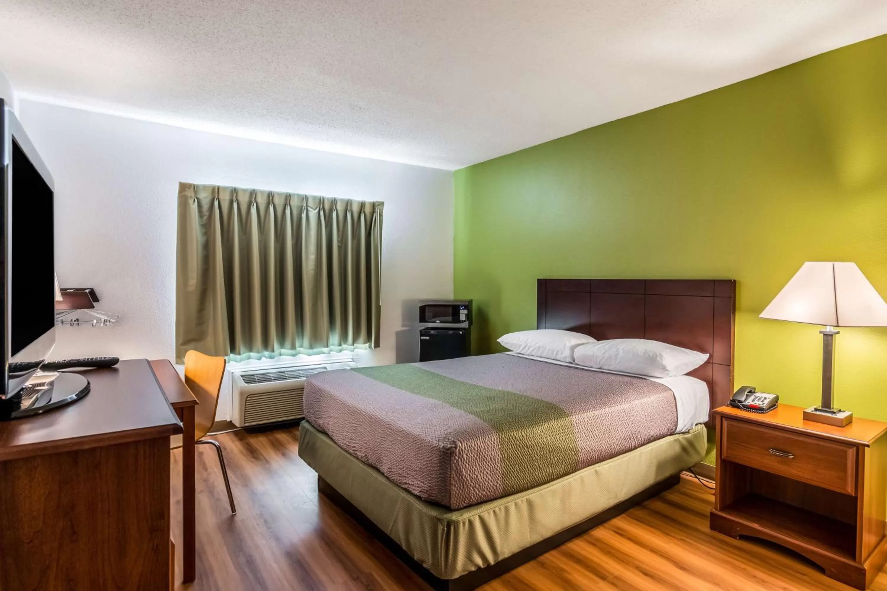 TV and multimedia, Bed in Motel 6-Petersburg, VA - Fort Lee