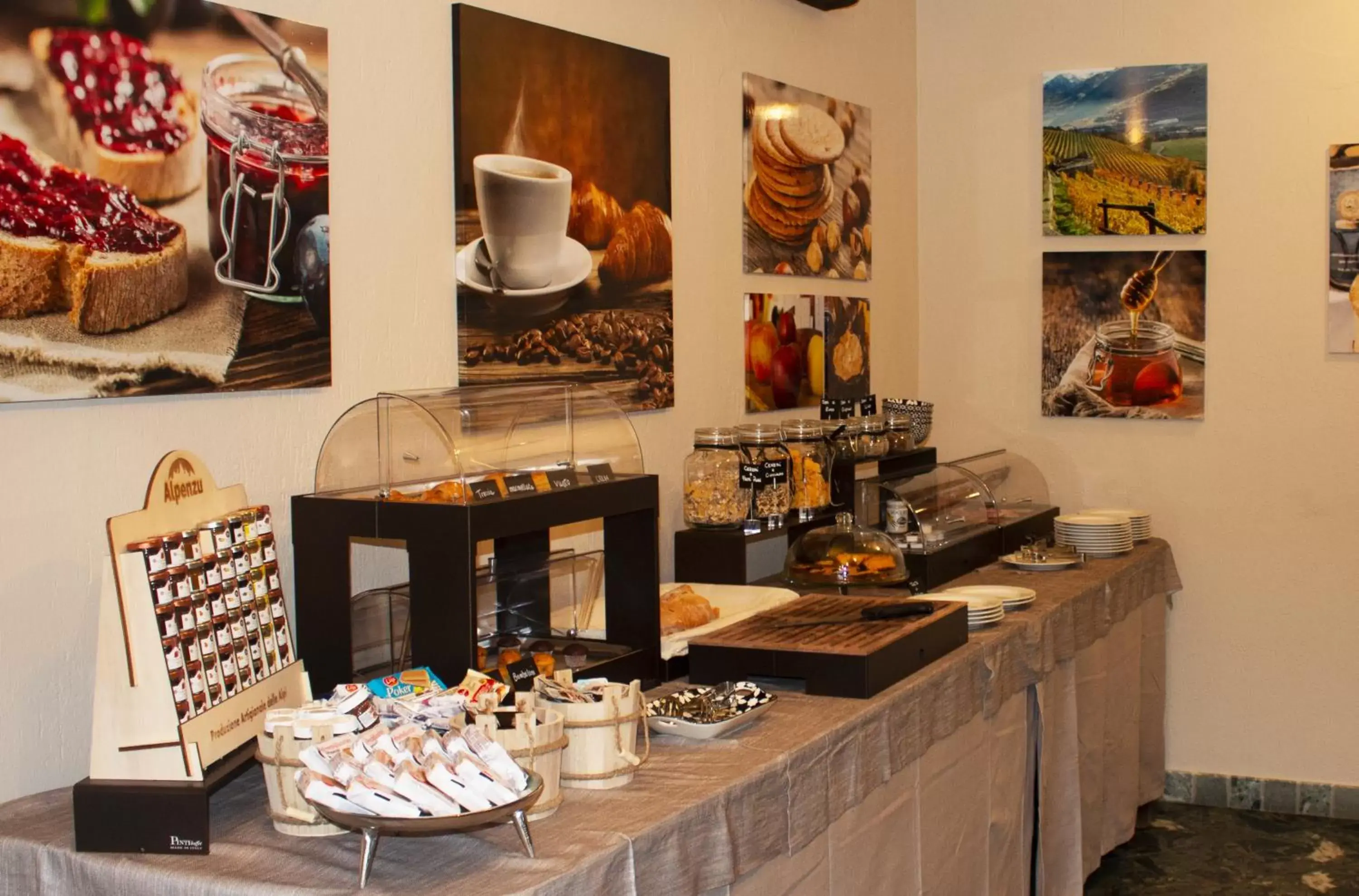 Buffet breakfast, Restaurant/Places to Eat in Essenza Hotel