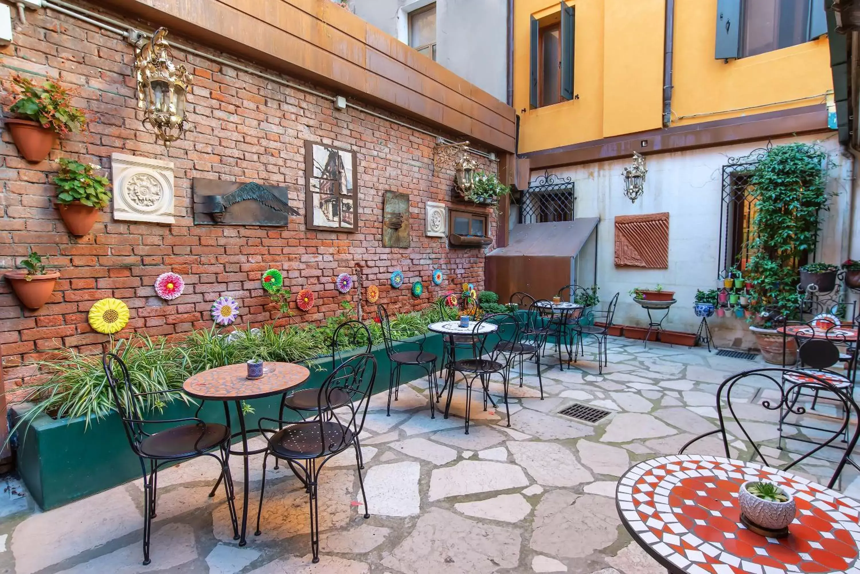 Garden, Restaurant/Places to Eat in Hotel La Fenice et Des Artistes
